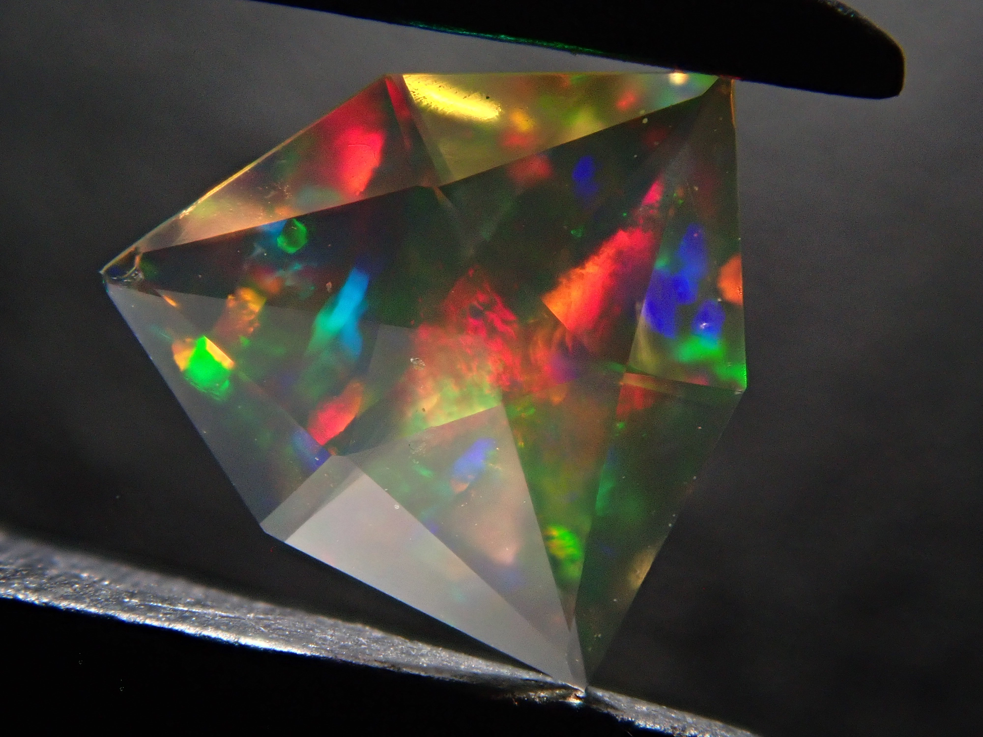 【1/25 22時販売】メキシコ産ファイアオパール 0.191ctルース(ファセットカット)