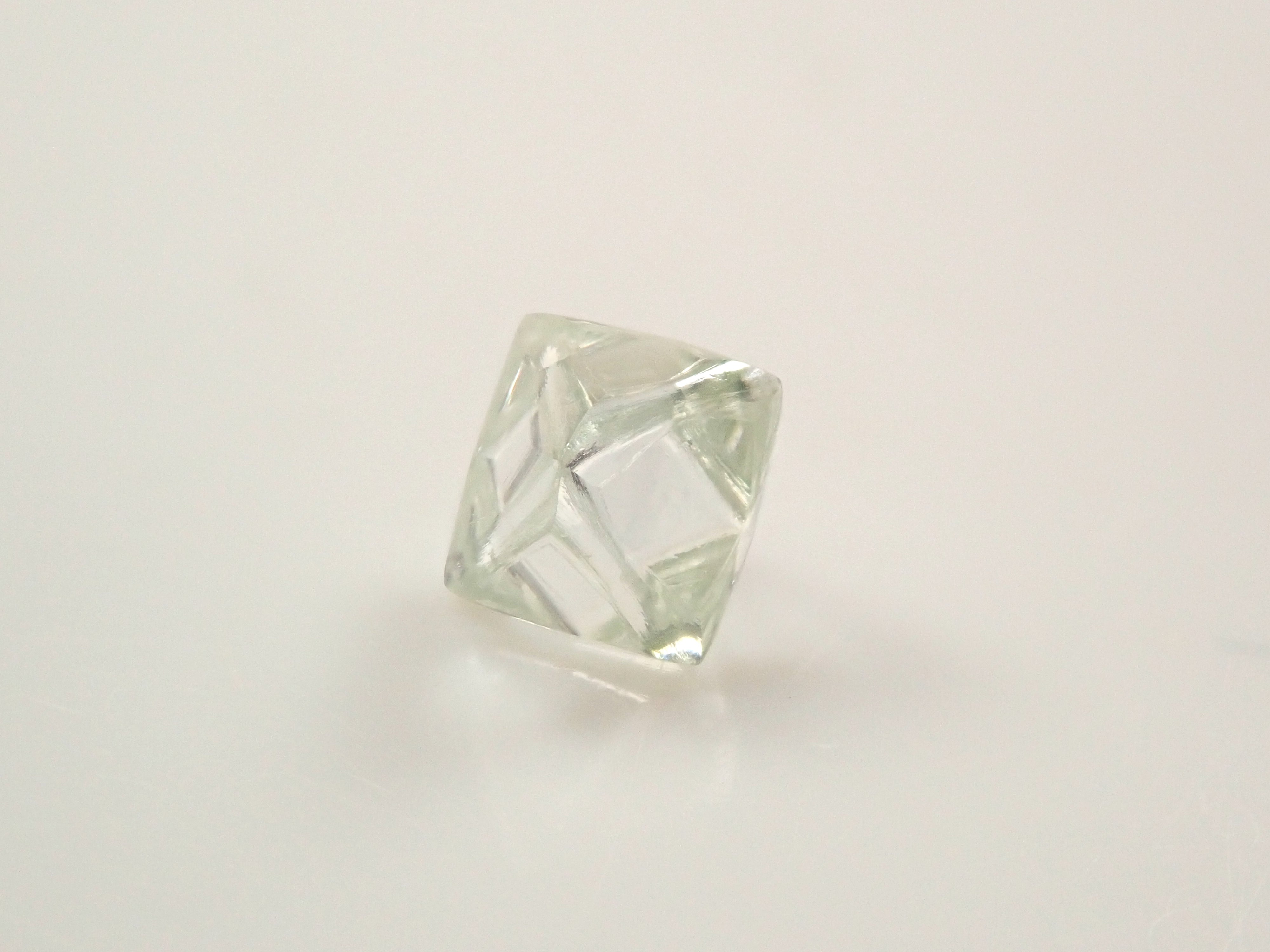 【抽選販売0201_12】ジンバブエ産グリーンダイヤモンド原石(ソーヤブル) 0.428ct原石・トライゴン有り