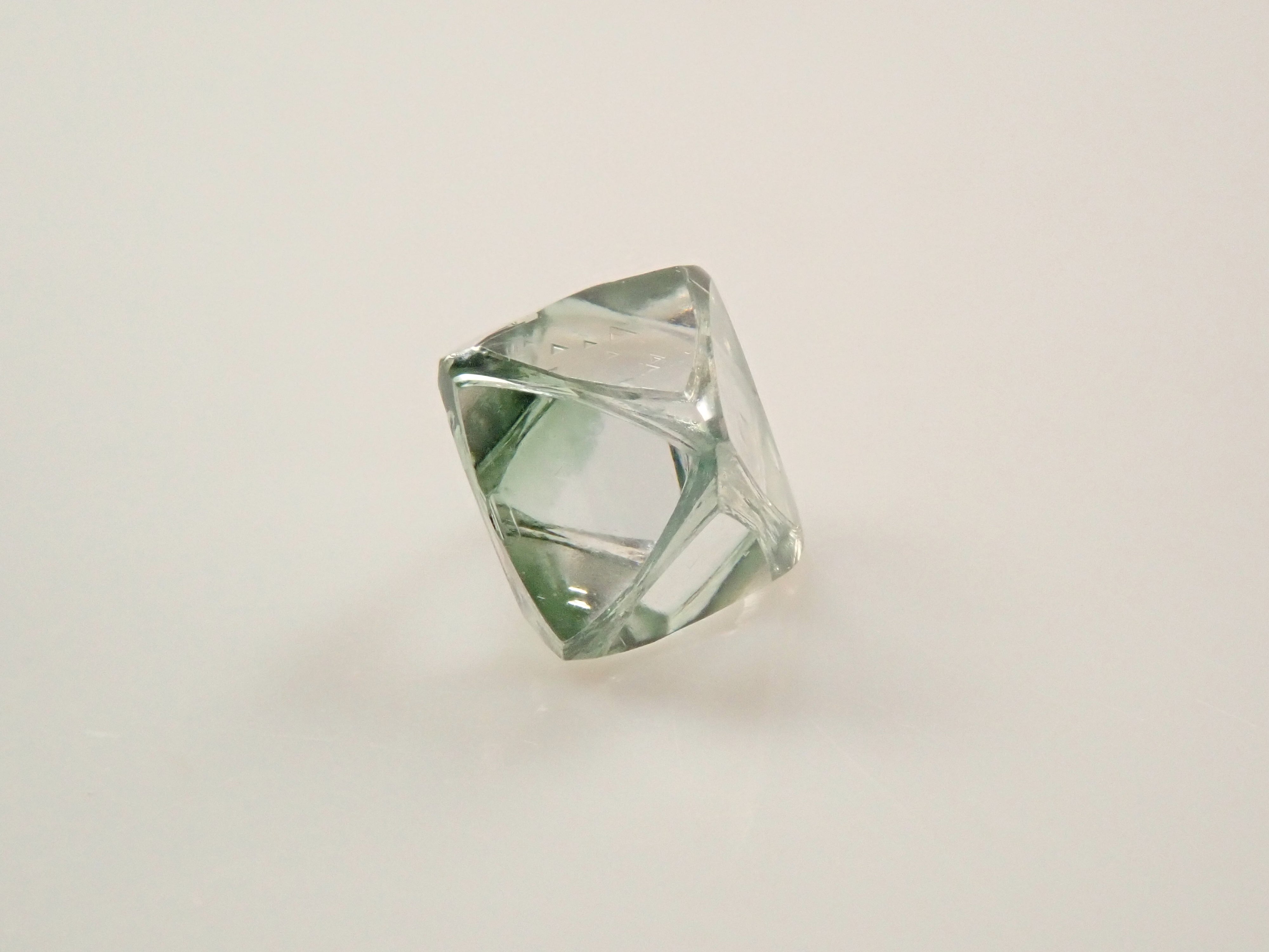 【抽獎銷售 0201_11】津巴布韋綠鑽原石(可鋸切)0.402克拉,附三角紋