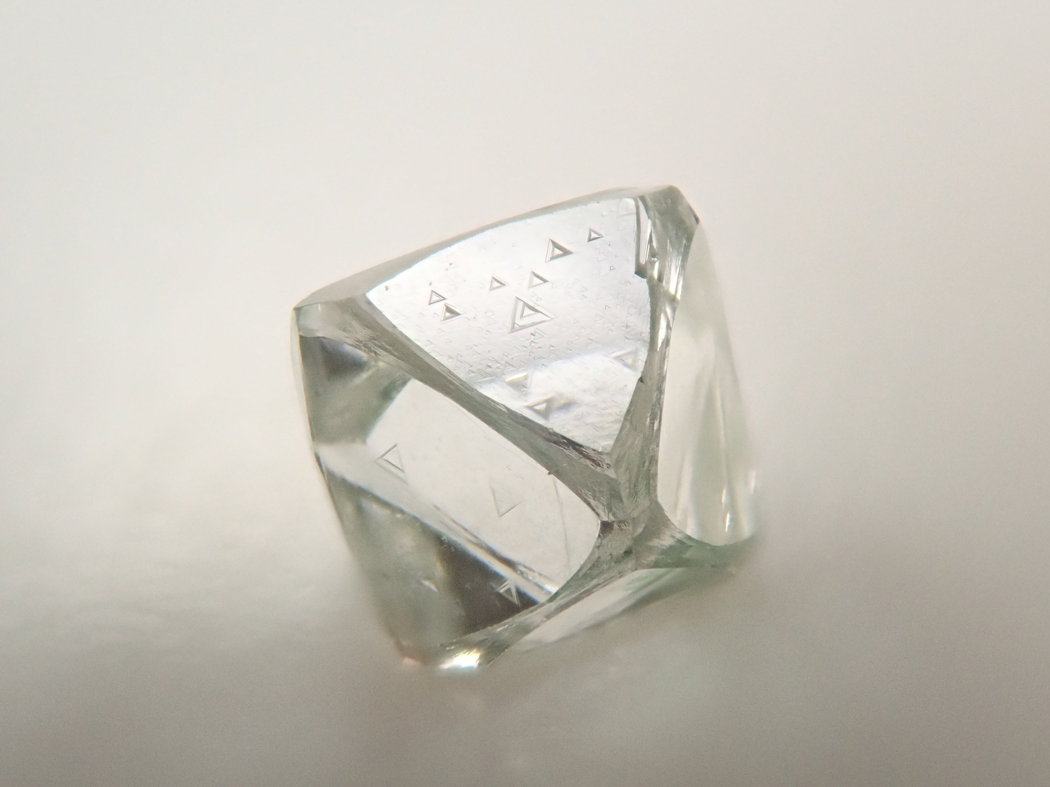 【抽獎銷售 0201_11】津巴布韋綠鑽原石(可鋸切)0.402克拉,附三角紋