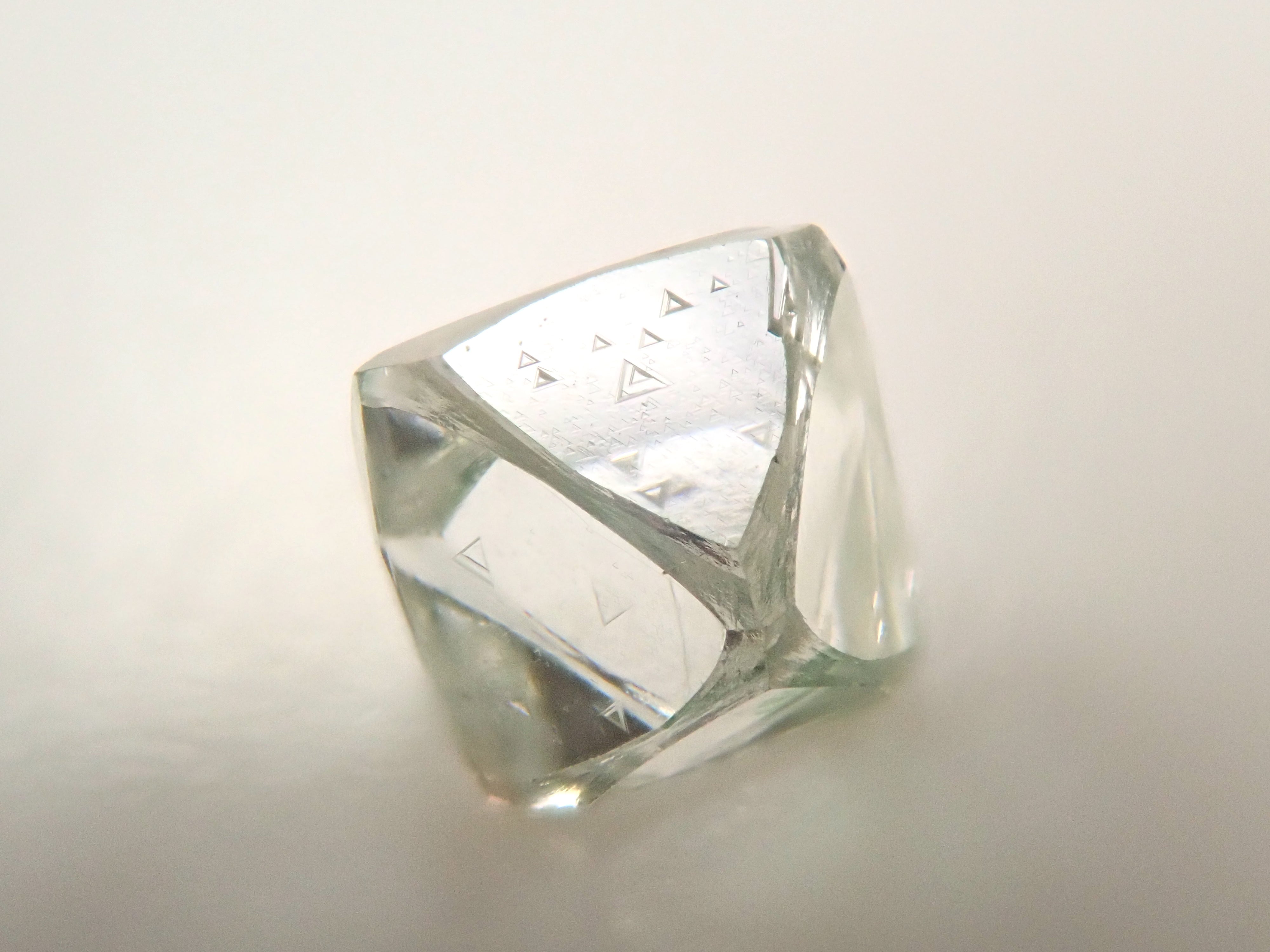 【2/23 22時販売】ジンバブエ産グリーンダイヤモンド原石(ソーヤブル) 0.402ct原石・トライゴン有り