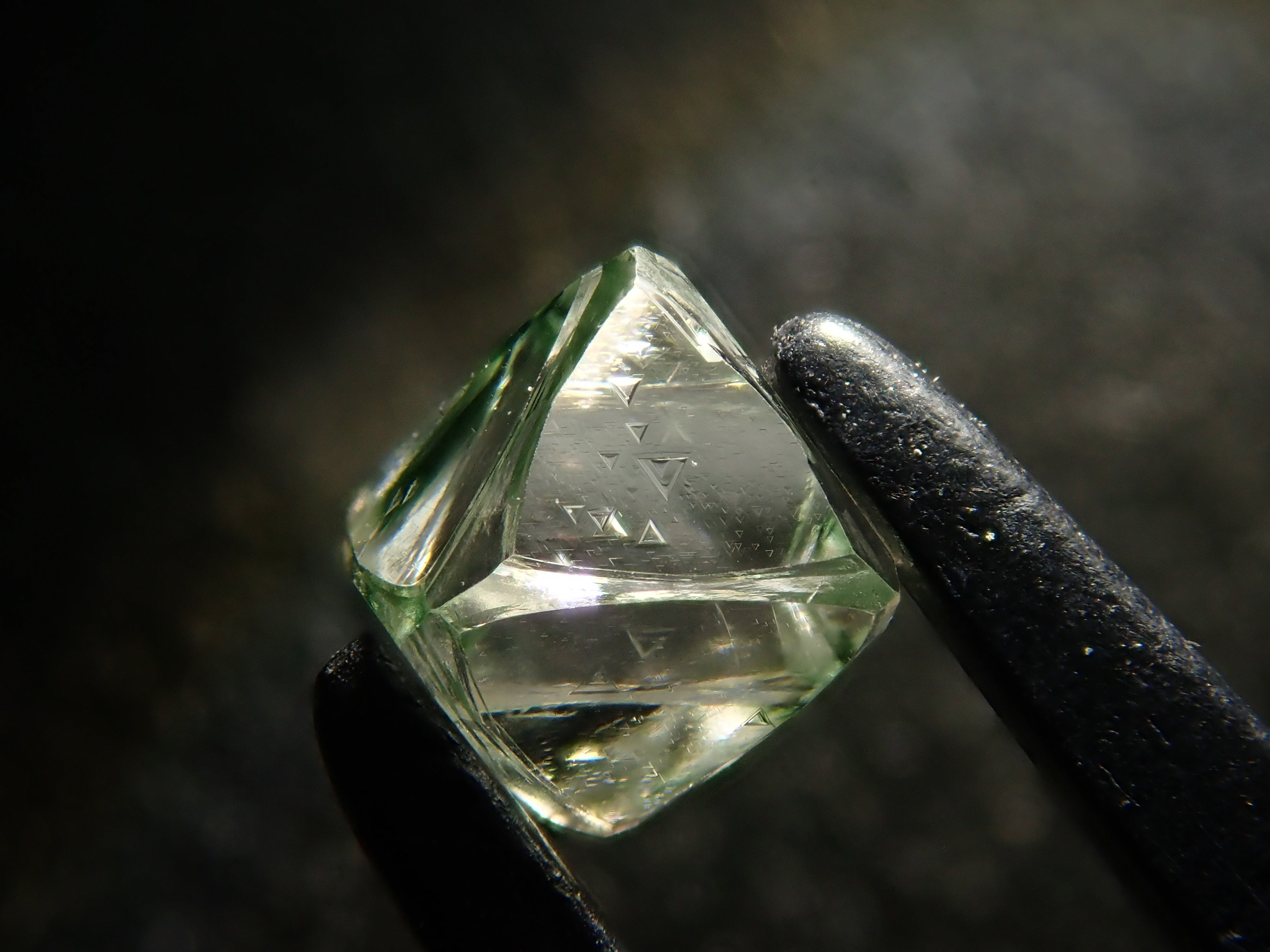 【抽獎銷售 0201_11】津巴布韋綠鑽原石(可鋸切)0.402克拉,附三角紋