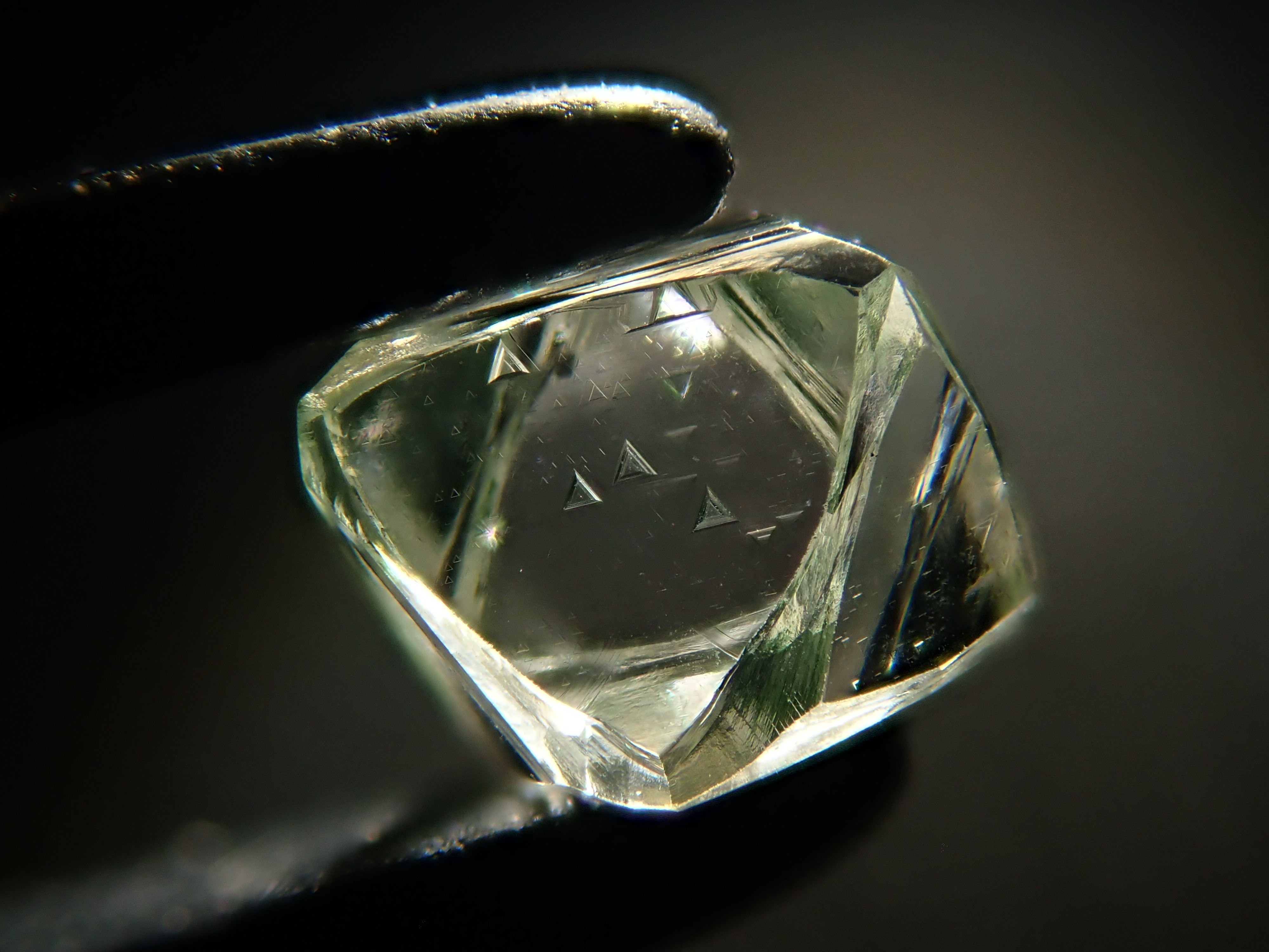 【2/23 22時販売】ジンバブエ産グリーンダイヤモンド原石(ソーヤブル) 0.402ct原石・トライゴン有り