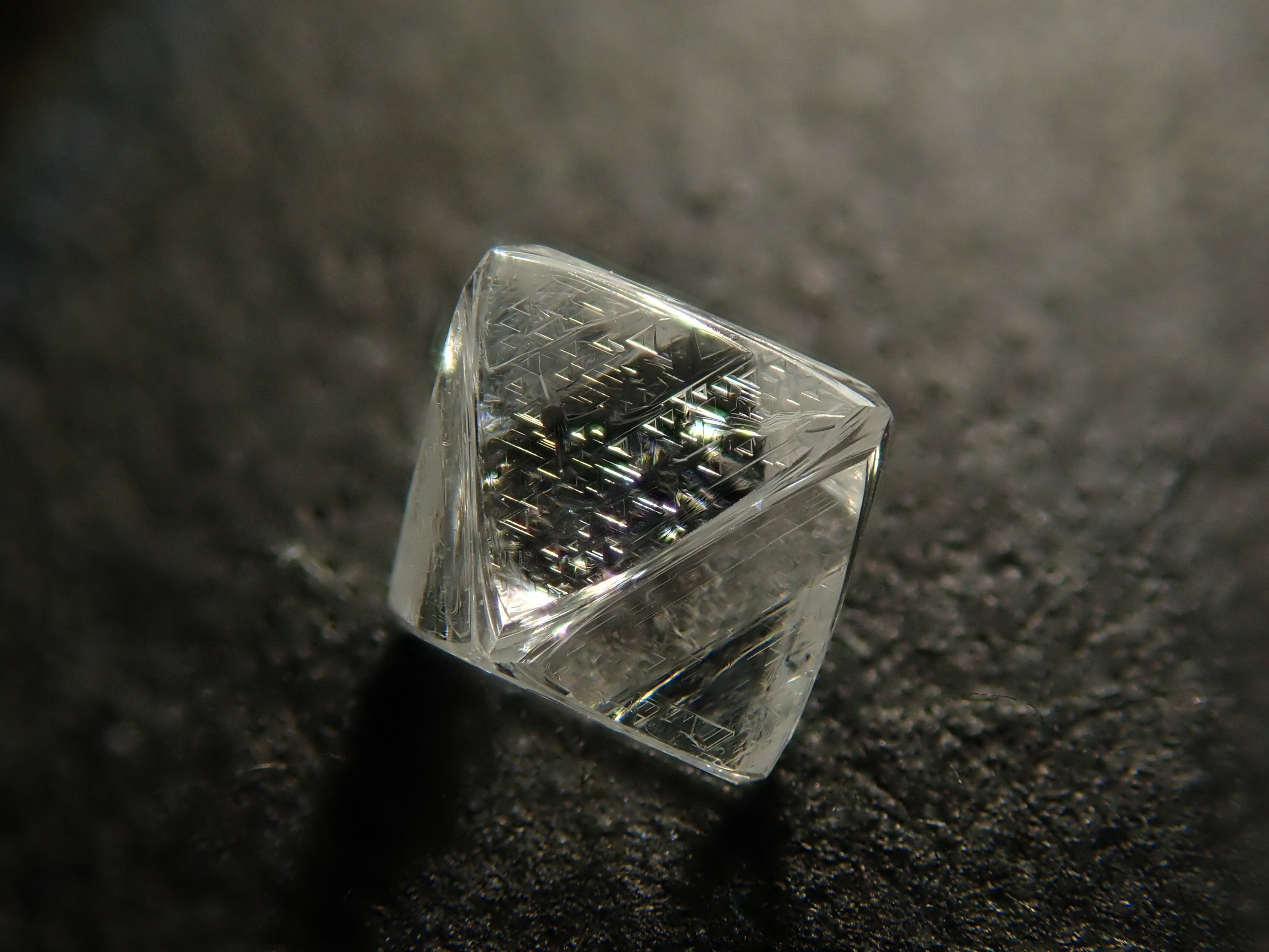 カナダ産ダイヤモンド原石(ソーヤブル) 0.328ct原石(トライゴン有り)