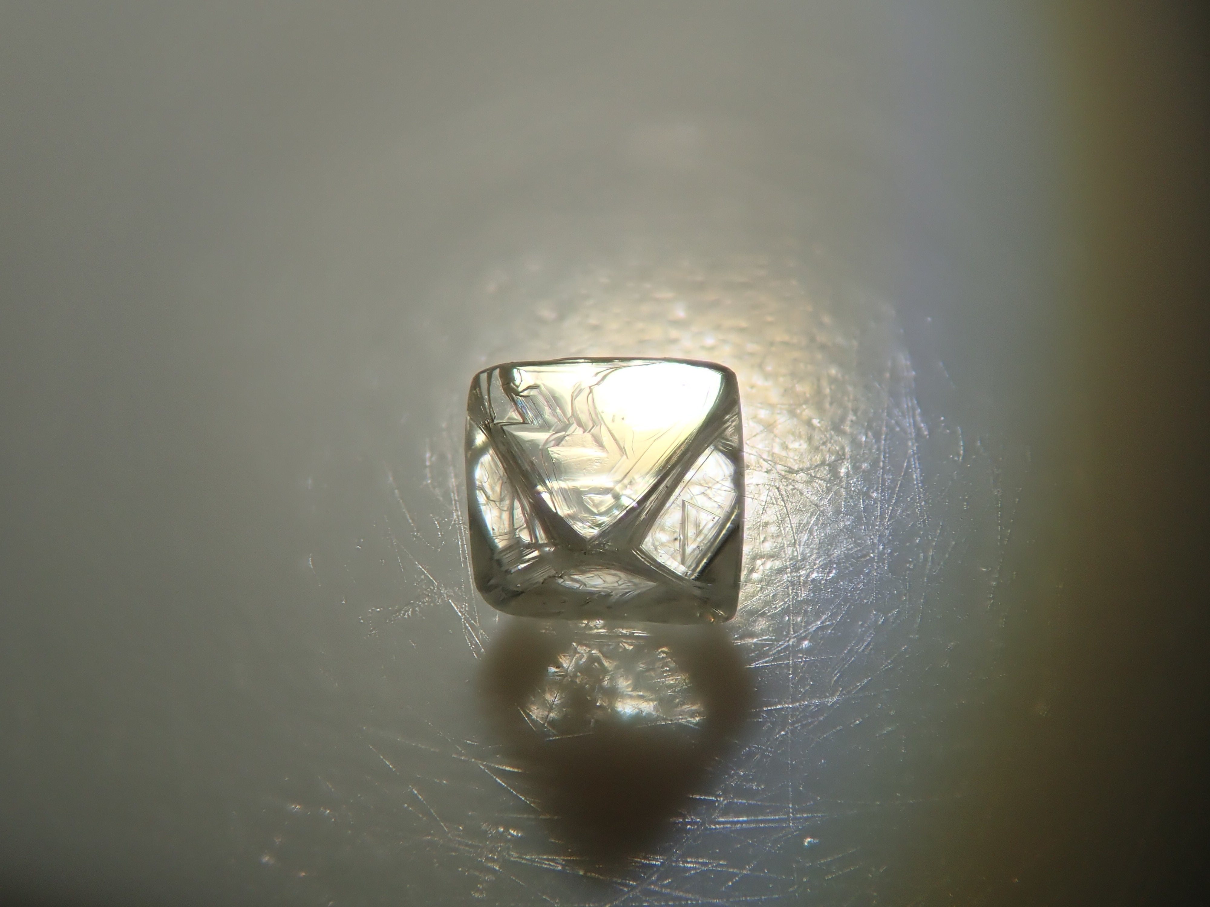 【1/26 22時販売】カナダ産ダイヤモンド原石(ソーヤブル) 0.096ct原石・トライゴン有り