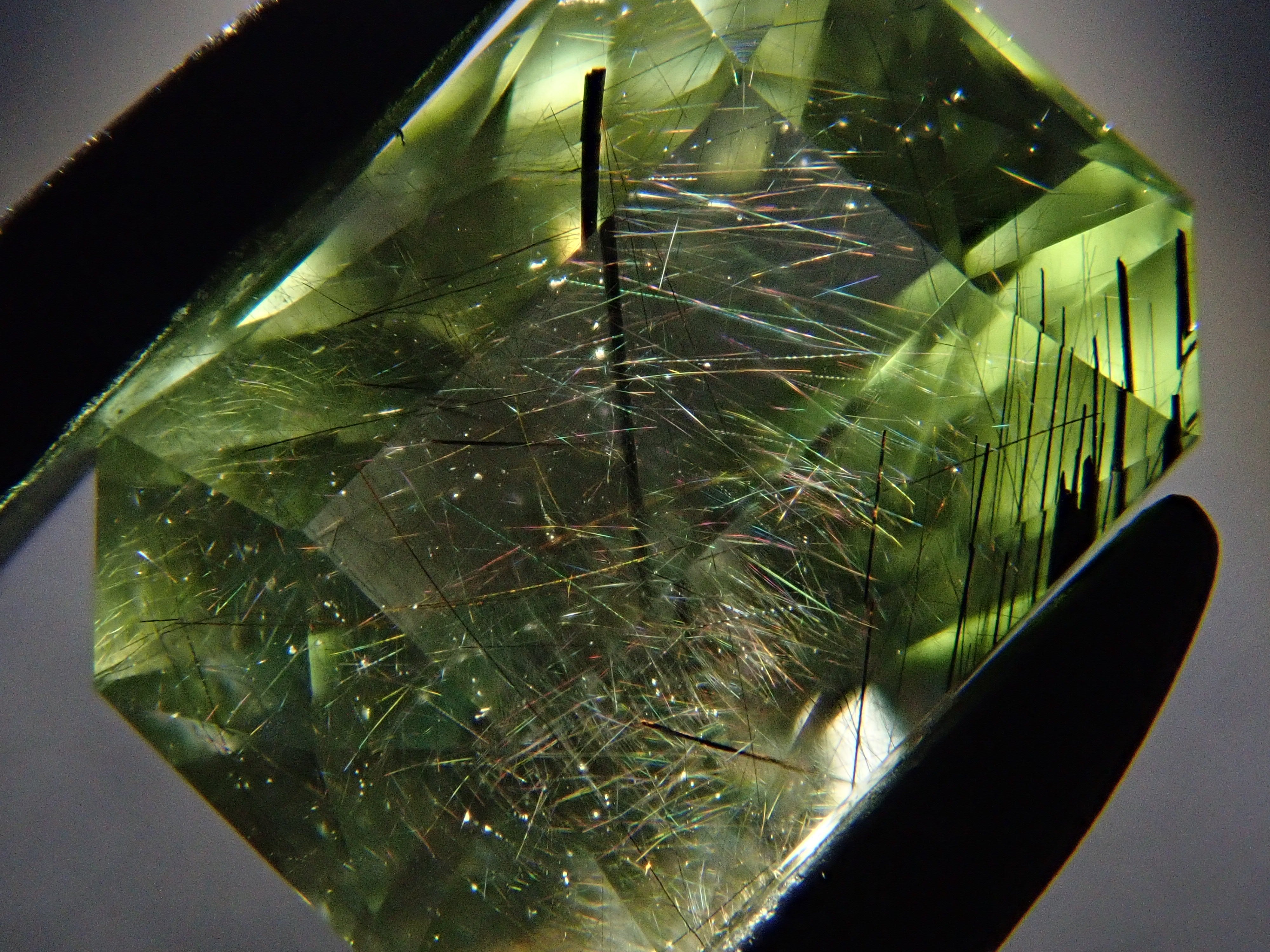 【1月27日晚間10點開賣】巴基斯坦產路德維希橄欖石裸石 0.915克拉