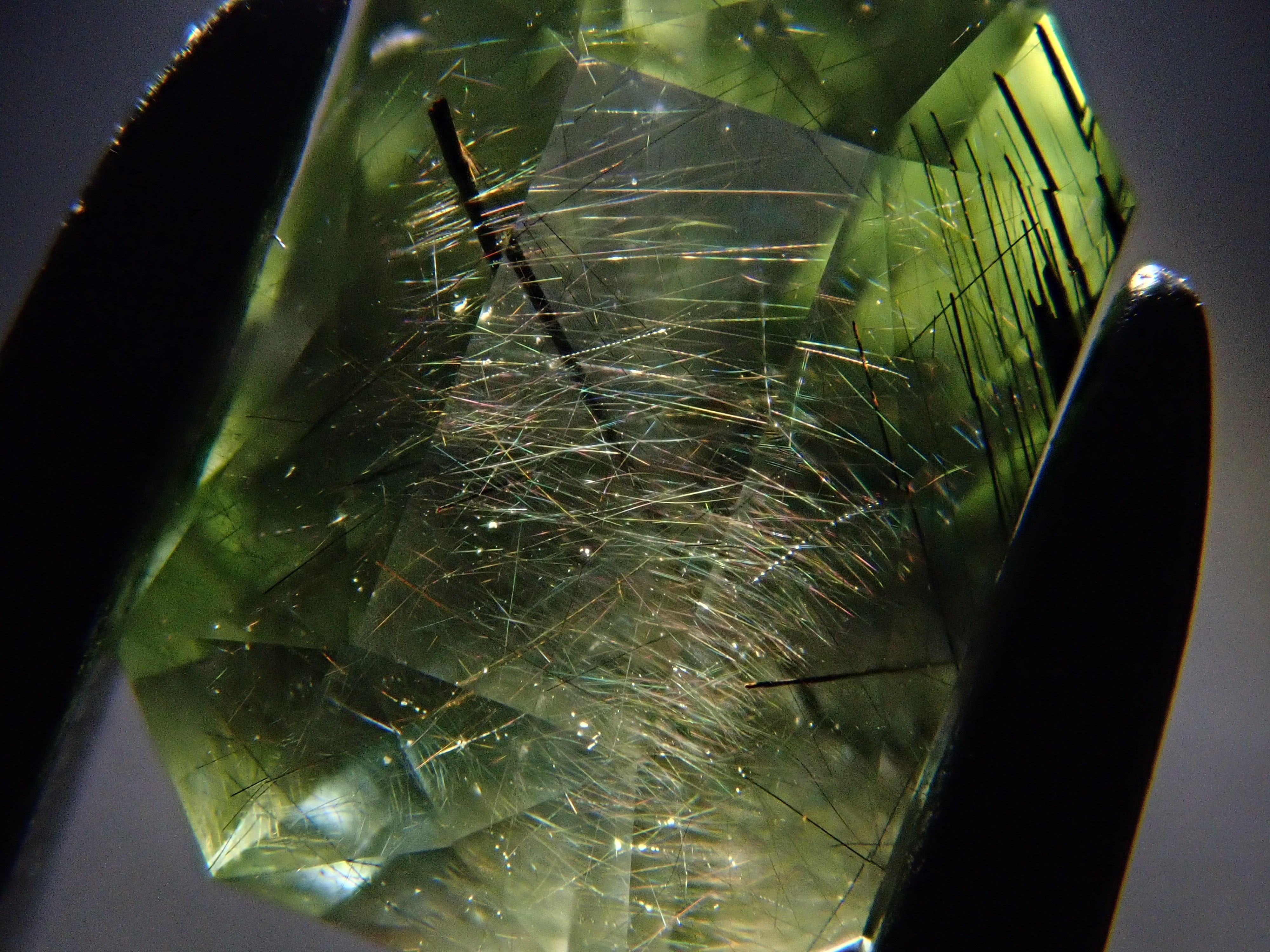 【1月27日晚間10點開賣】巴基斯坦產路德維希橄欖石裸石 0.915克拉