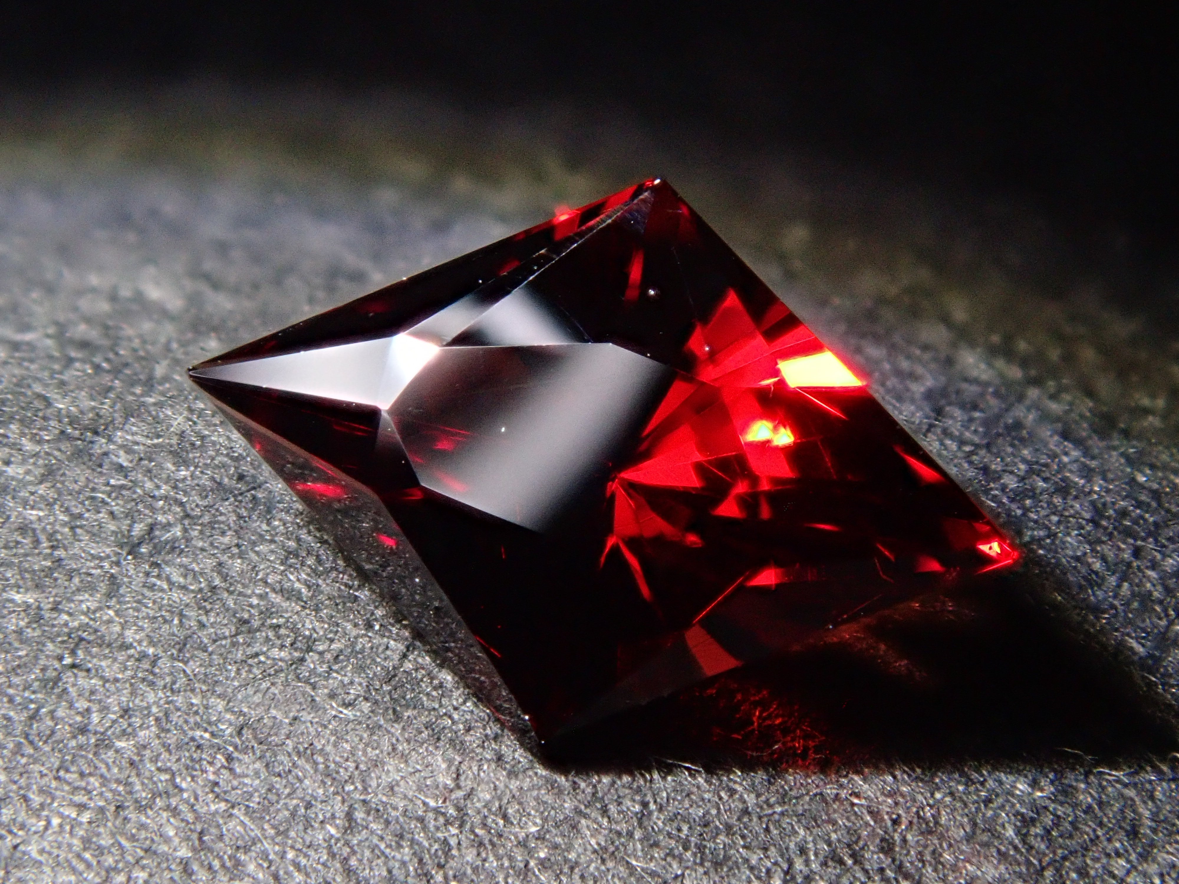 【1/24 22時販売】タンザニア産アルマンディンガーネット 0.586ctルース