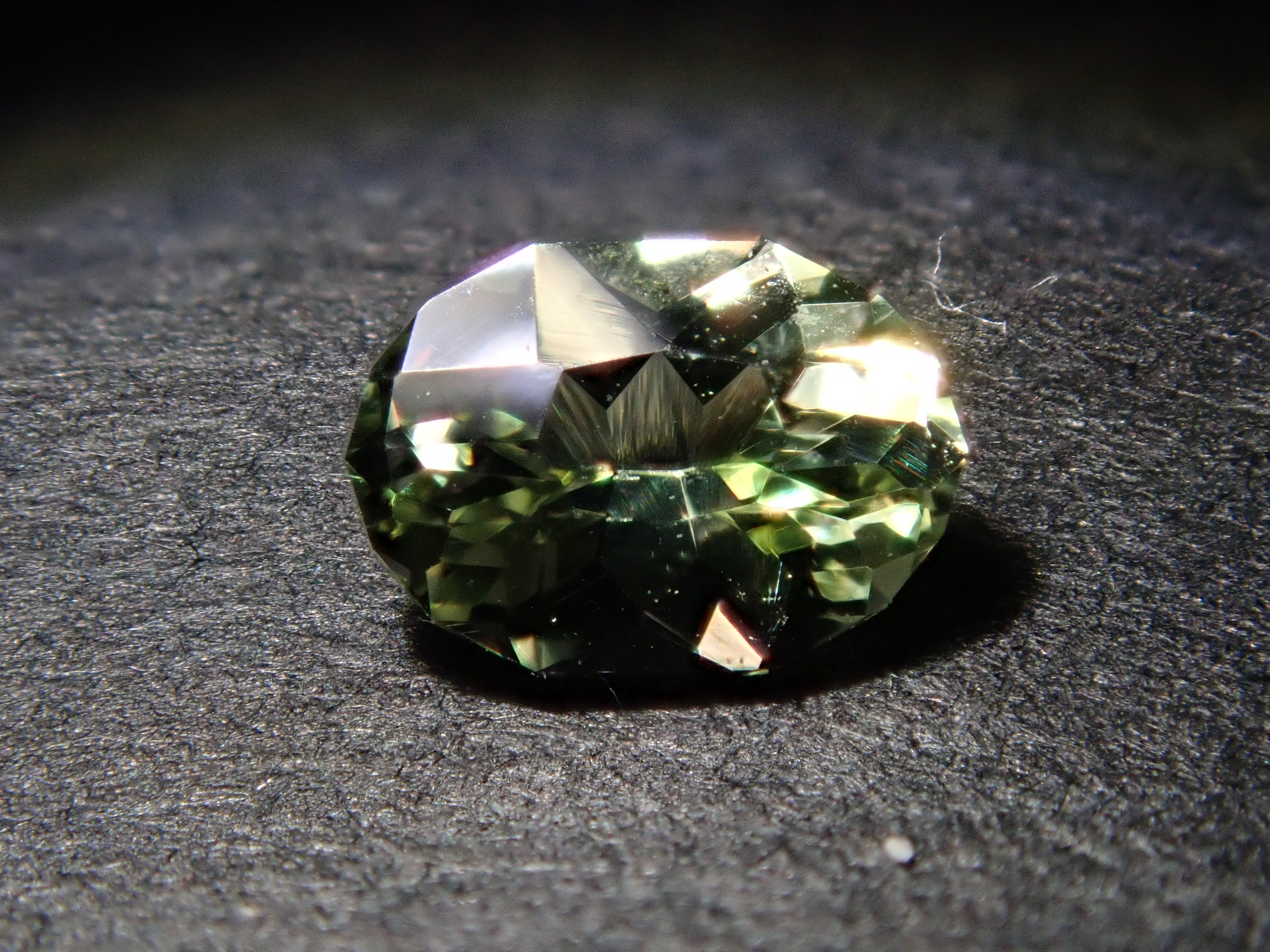 【1/24 22時販売】タンザニア産グリーンゾイサイト 0.262ctルース