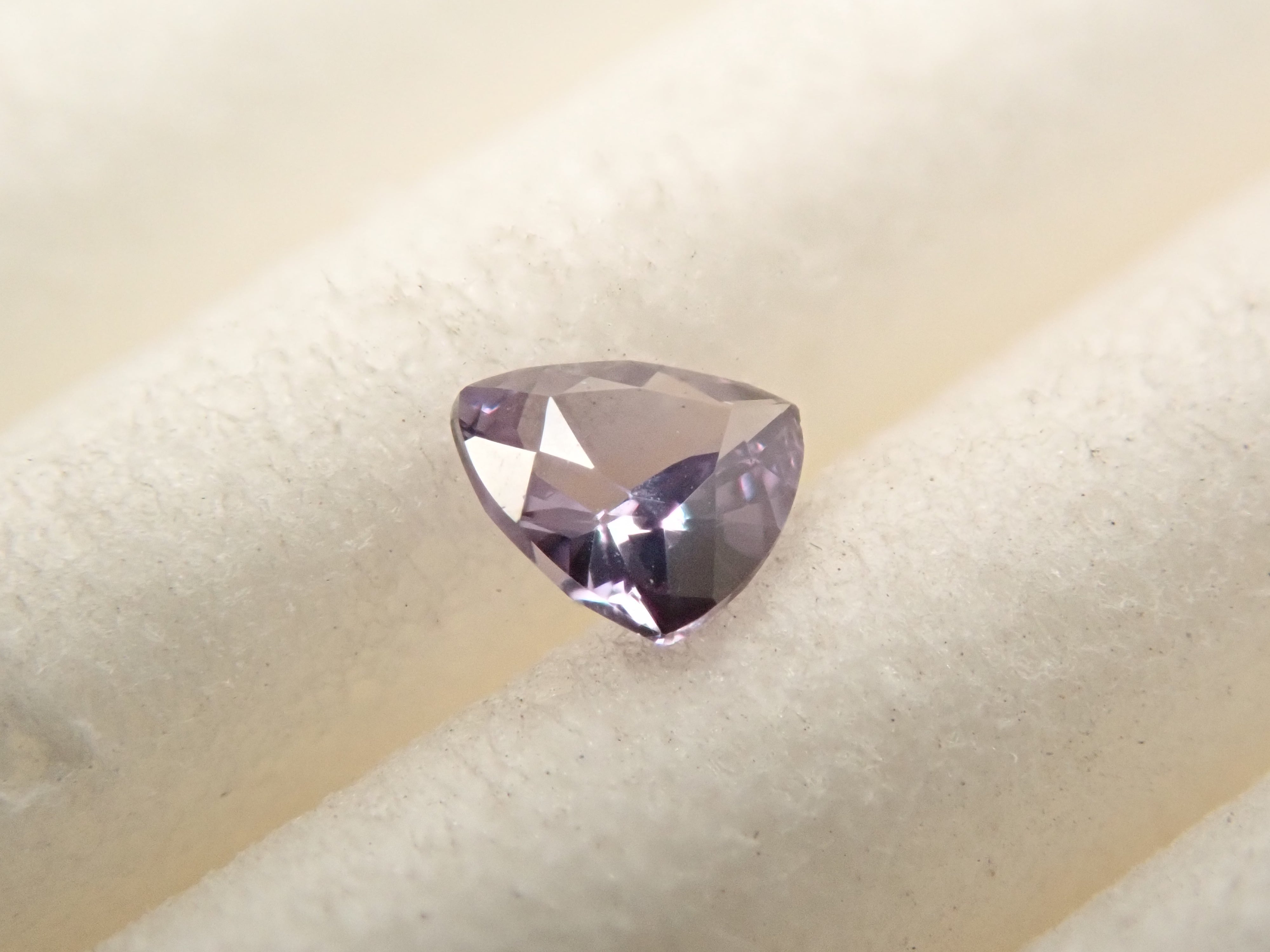 【2/1 22時販売】マダガスカル産ベキリーブルーガーネット(カラーチェンジガーネット) 0.072ctルース