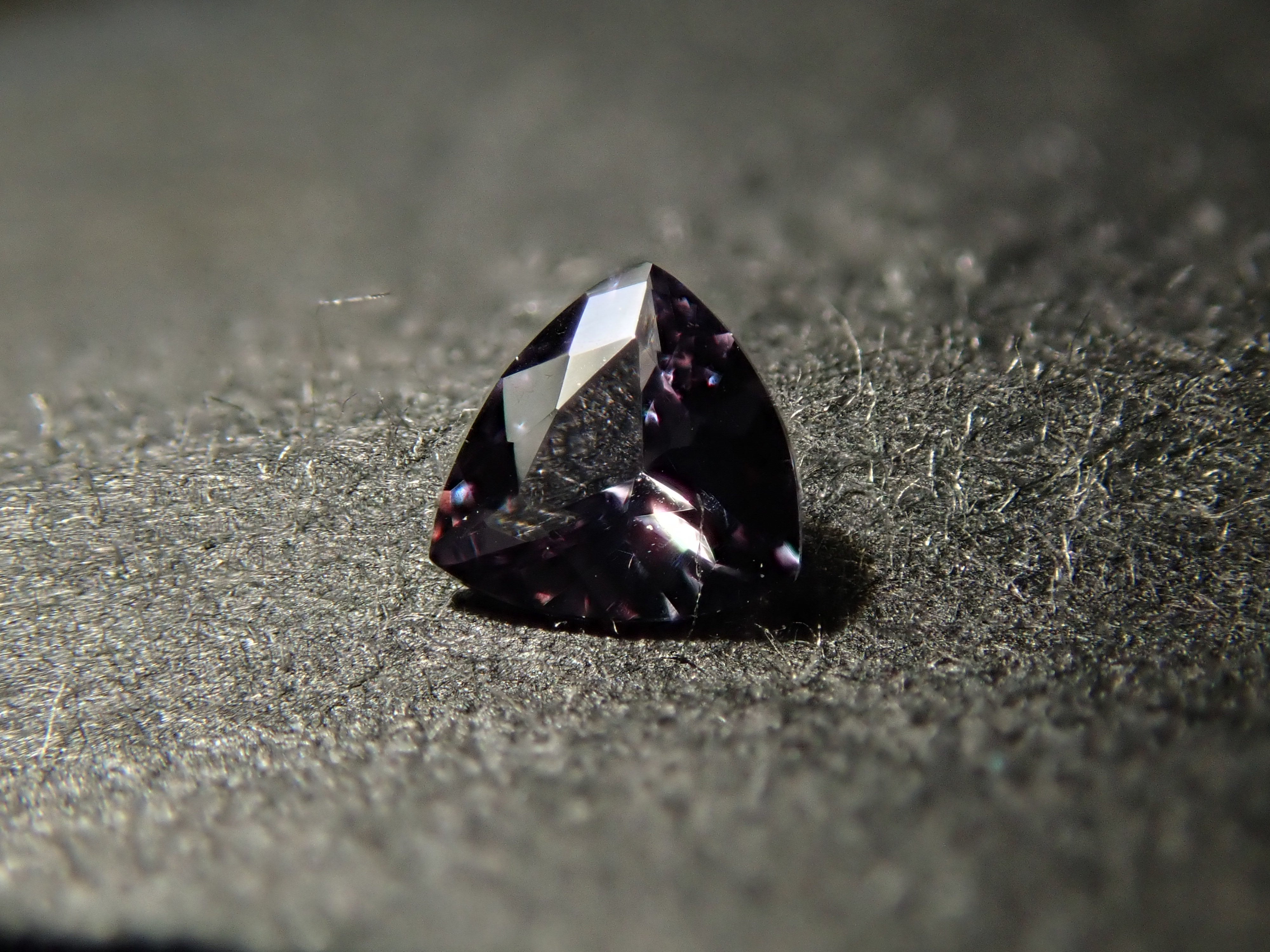 【2/1 22時販売】マダガスカル産ベキリーブルーガーネット(カラーチェンジガーネット) 0.072ctルース