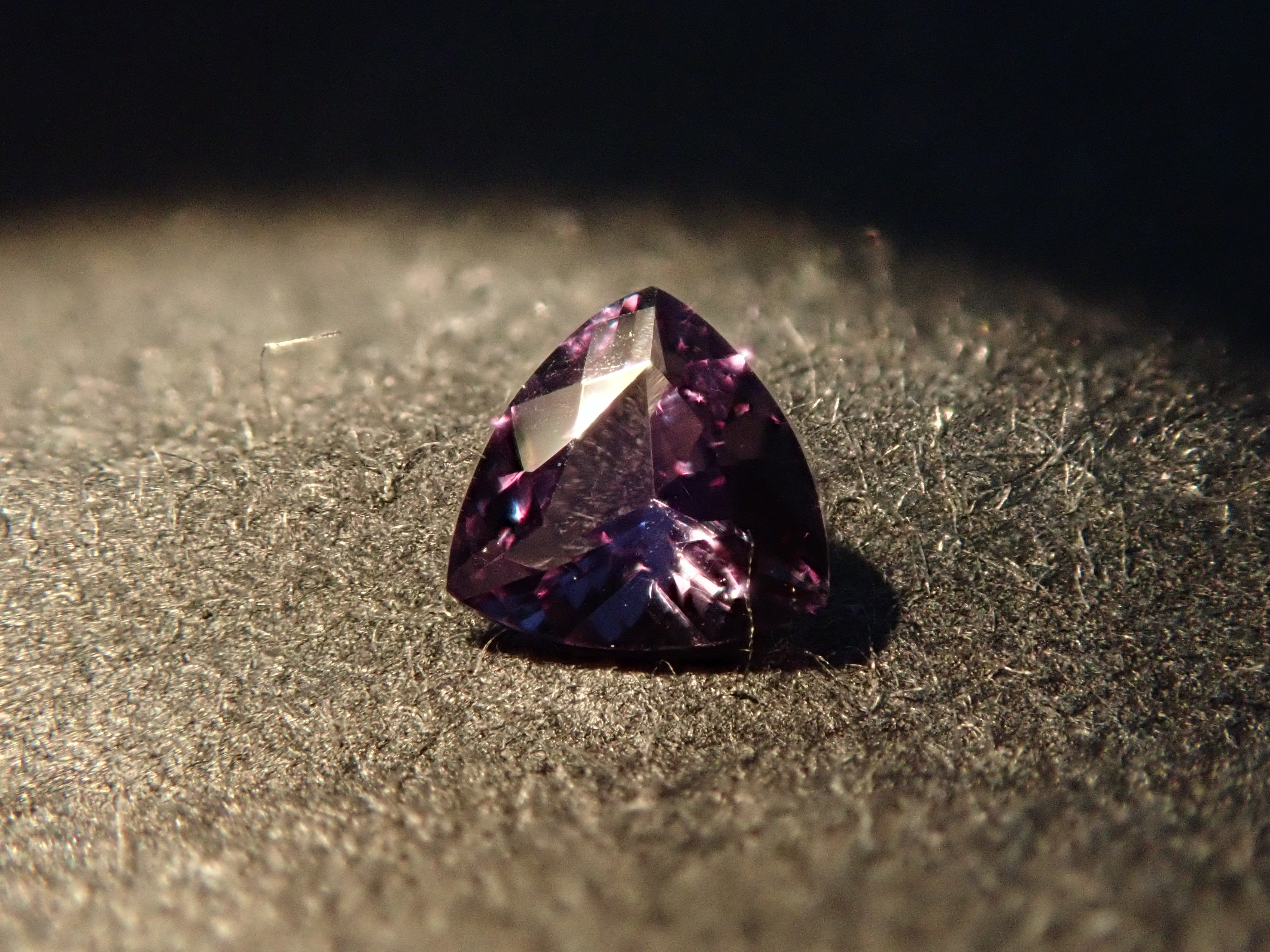 【2/1 22時販売】マダガスカル産ベキリーブルーガーネット(カラーチェンジガーネット) 0.072ctルース