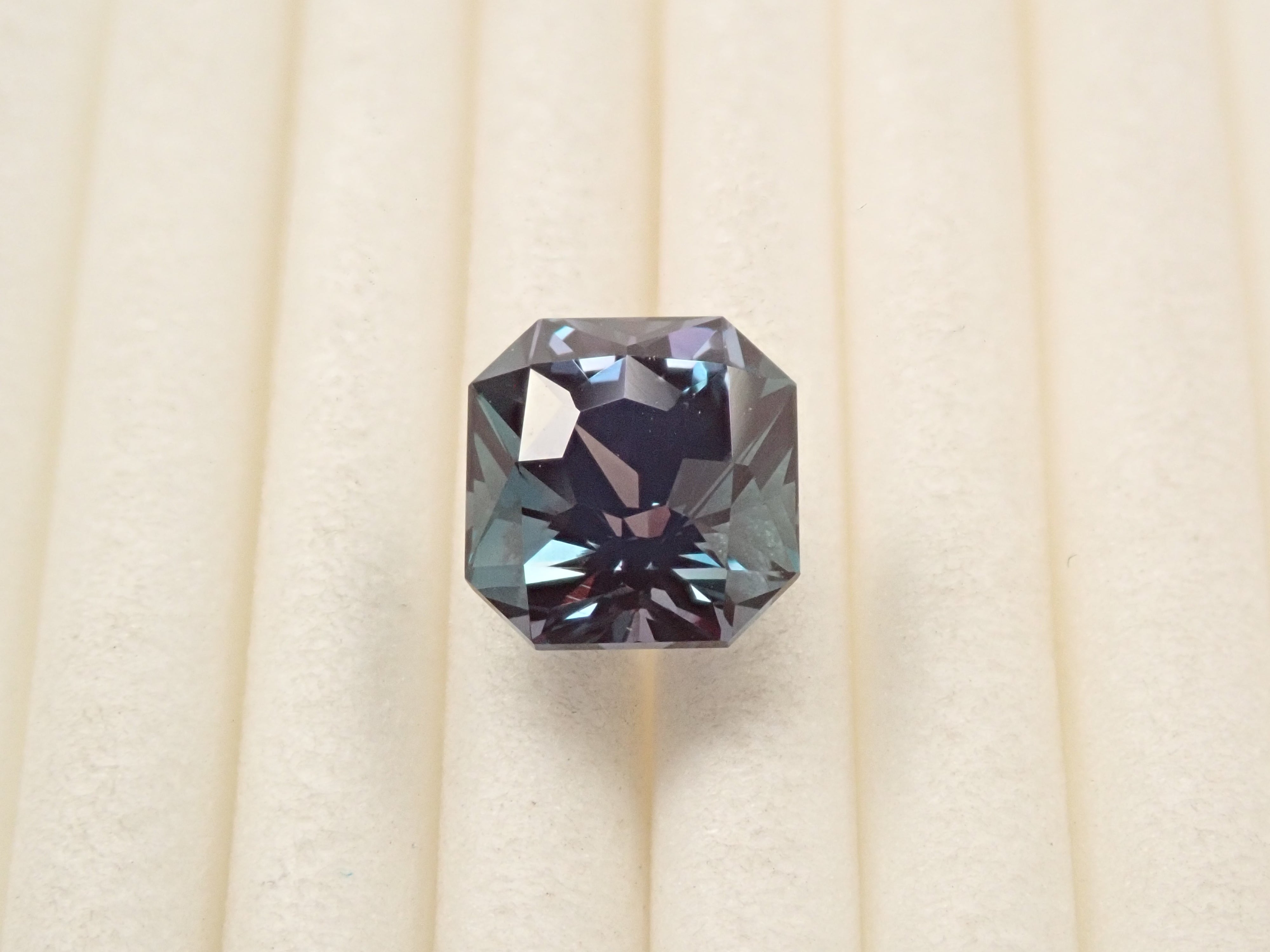 【2/1 22時販売】合成アレキサンドライト 2.046ctルース