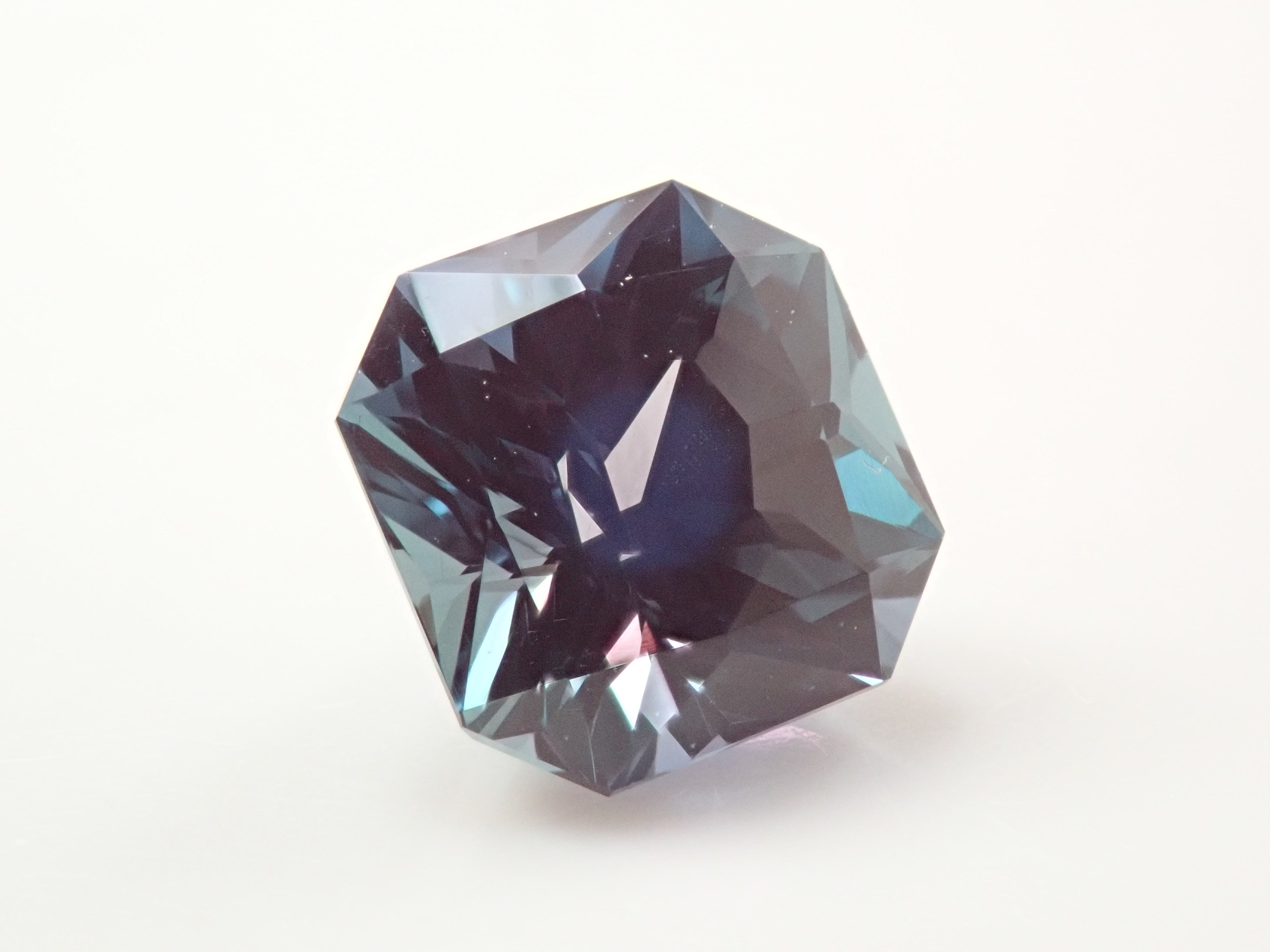 【2/1 22時販売】合成アレキサンドライト 2.046ctルース