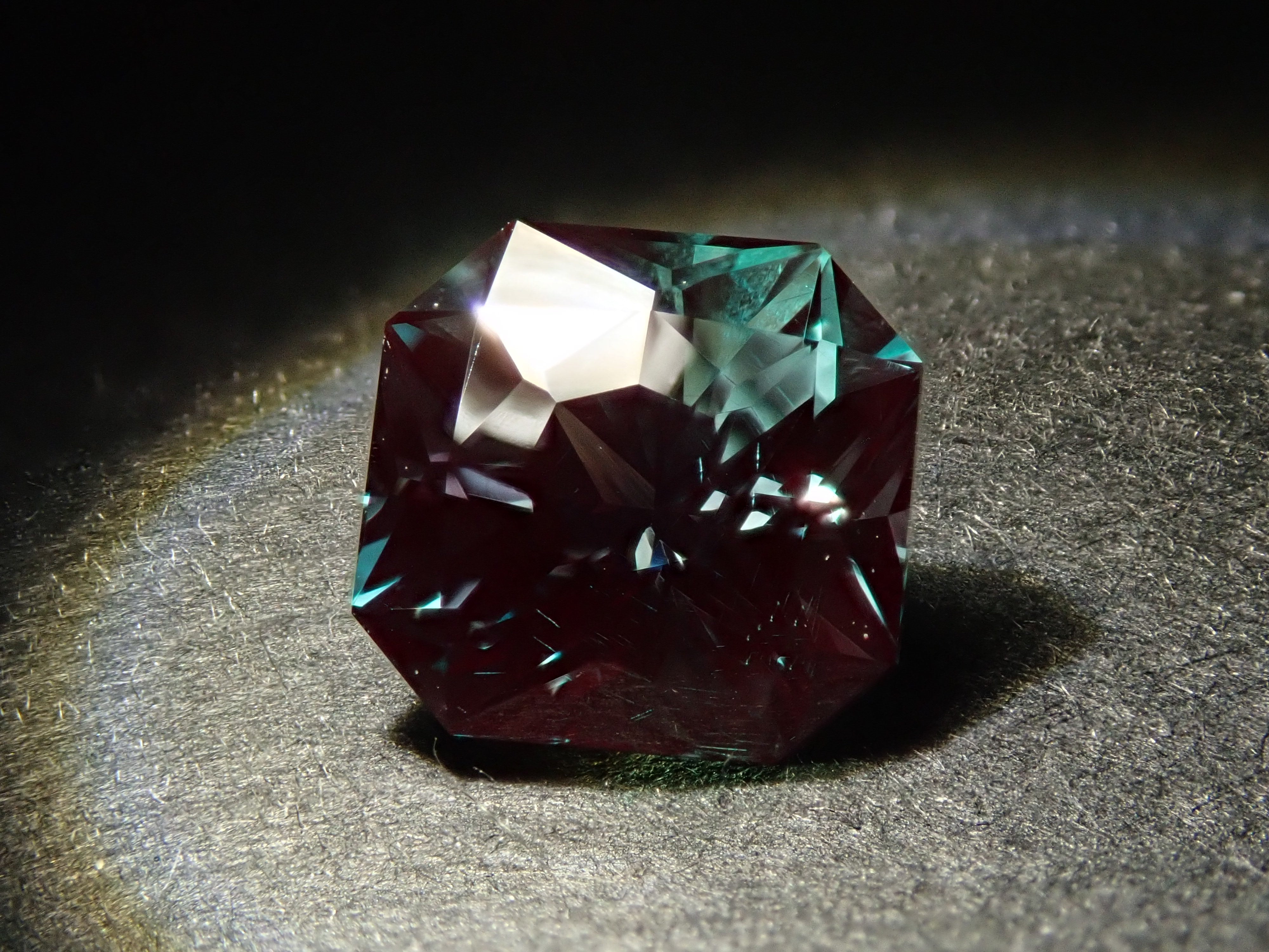 【2/1 22時販売】合成アレキサンドライト 2.046ctルース