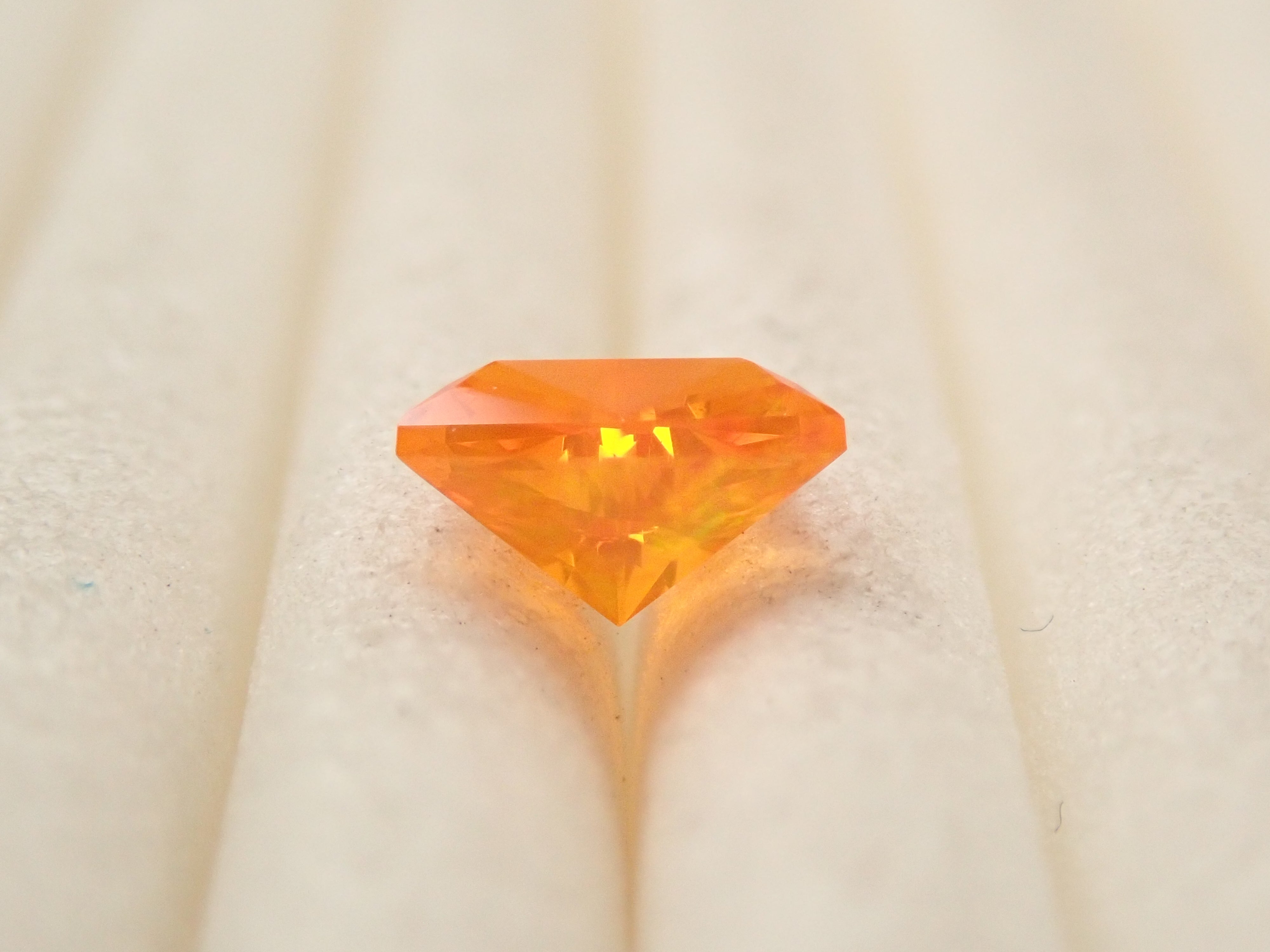 【2月1日晚間10點開售】墨西哥火歐泊 0.218克拉 裸鑽(刻面)