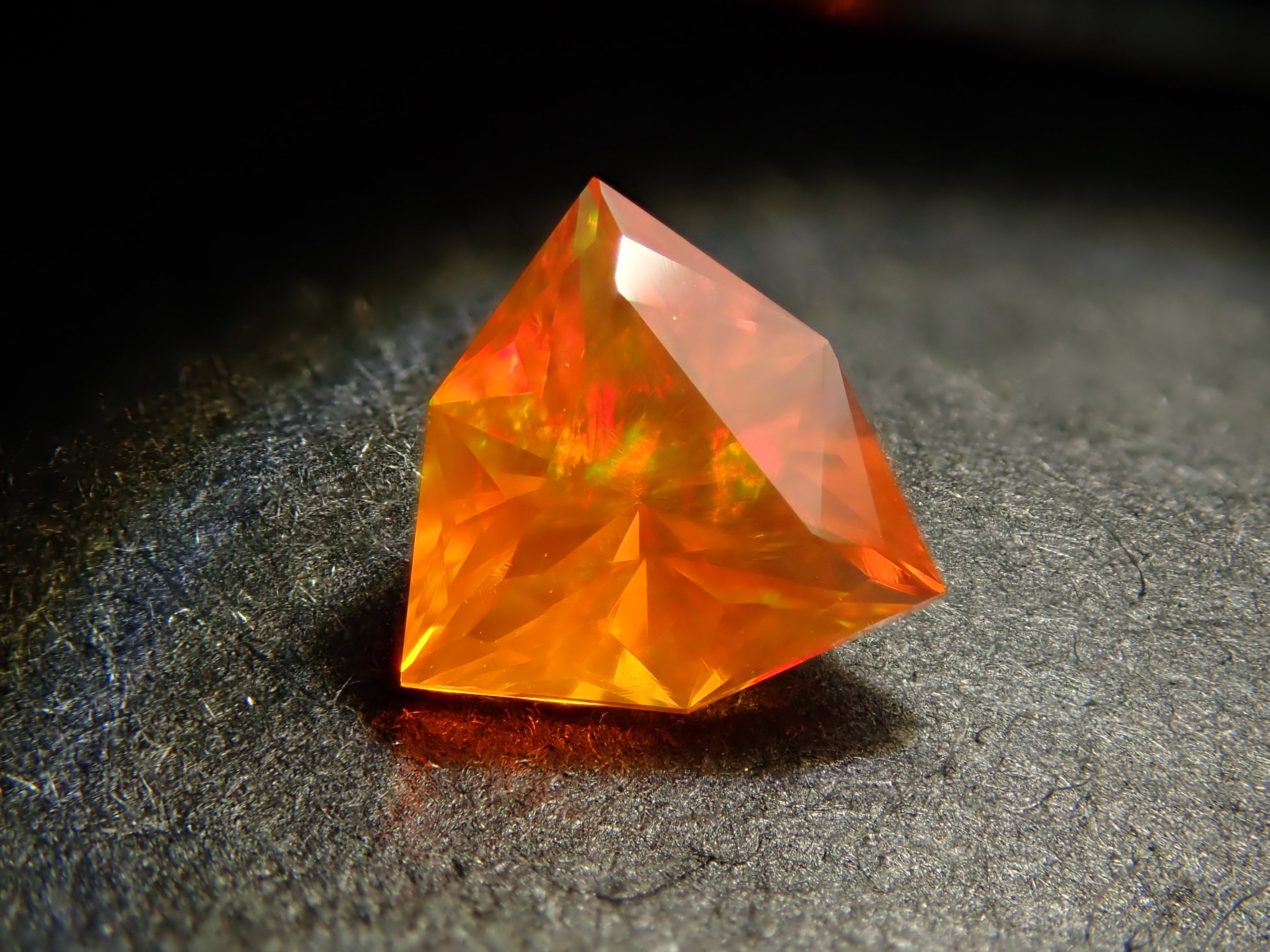 【2月1日晚間10點開售】墨西哥火歐泊 0.218克拉 裸鑽(刻面)