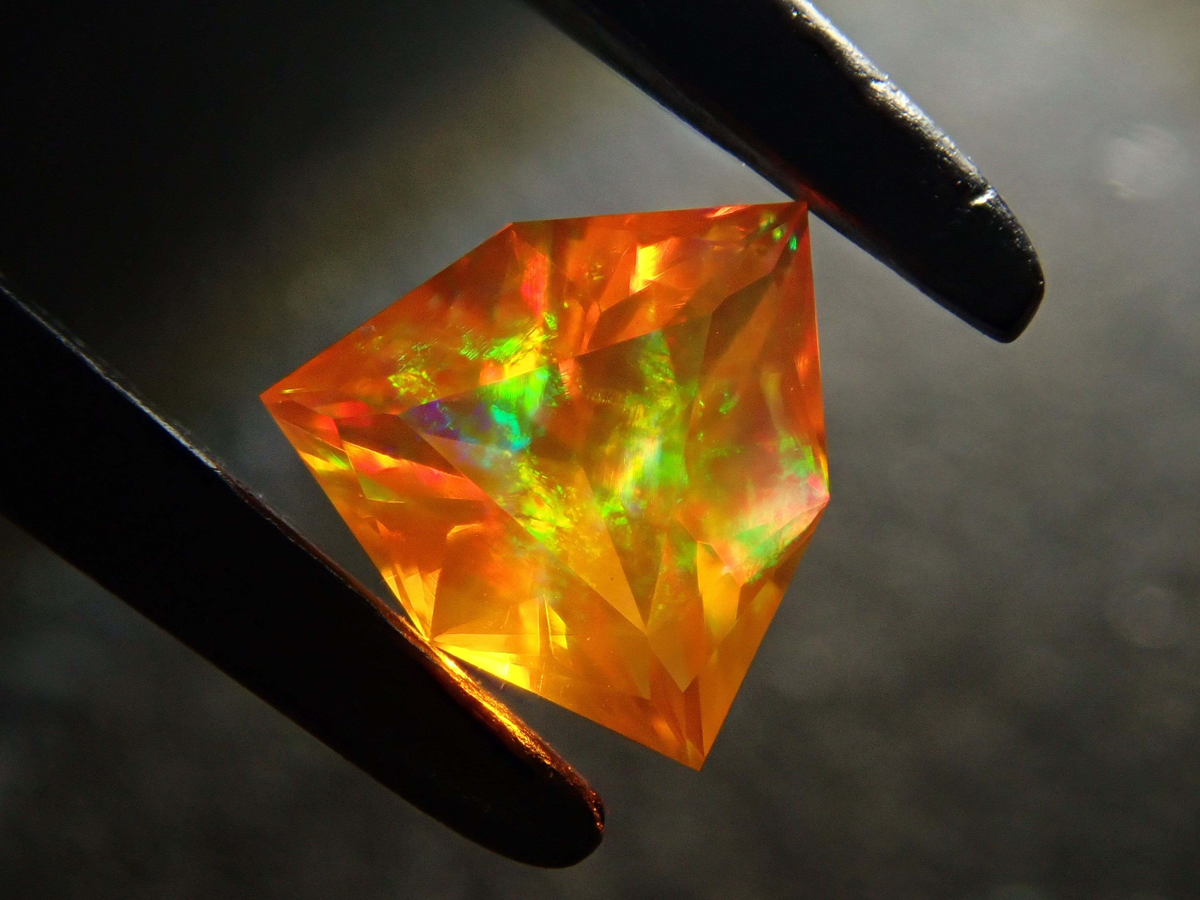 【2月1日晚間10點開售】墨西哥火歐泊 0.218克拉 裸鑽(刻面)