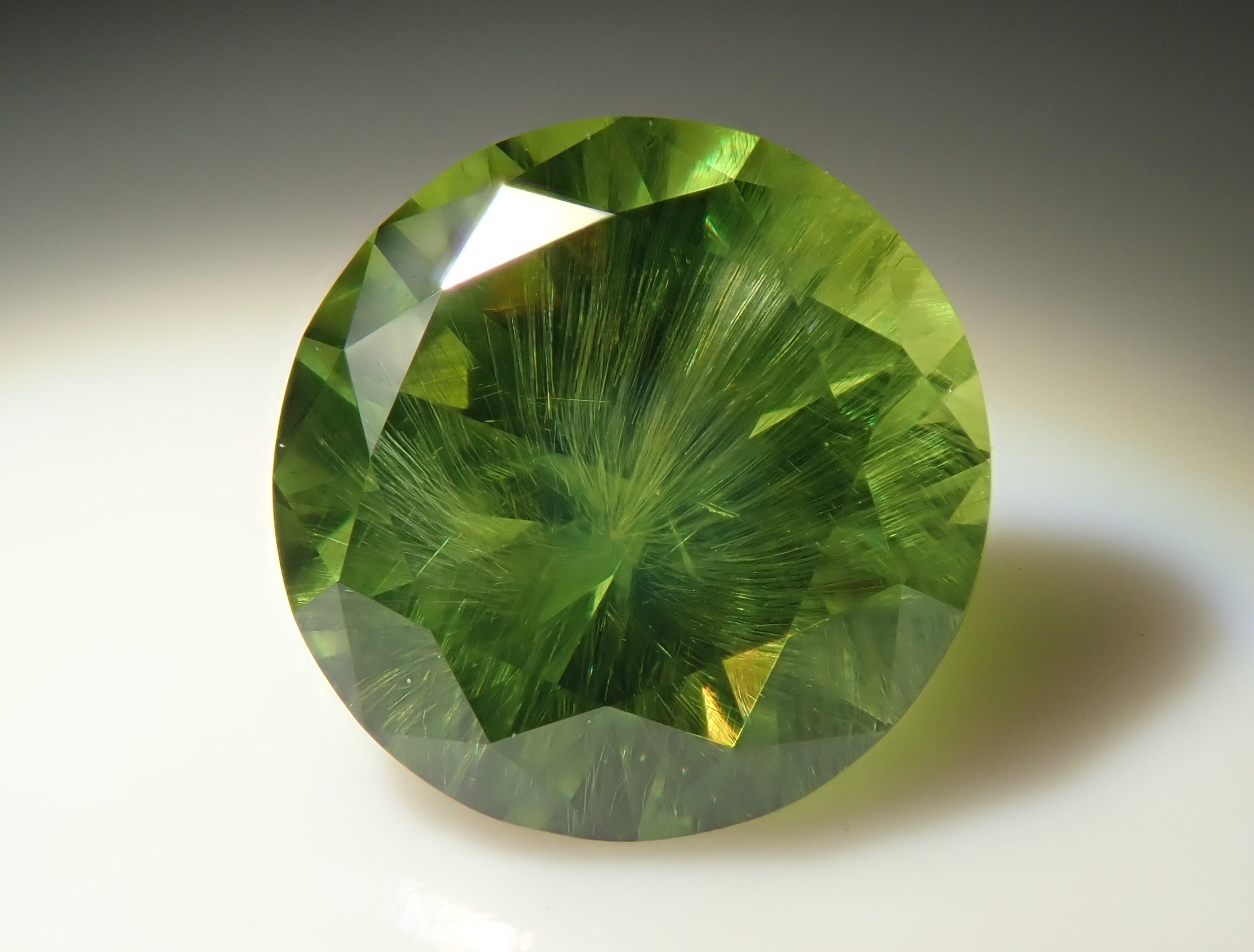 【2/23 22時販売】ロシア産デマントイドガーネット(ホーステール認む) 5.8mm/0.851ctルース