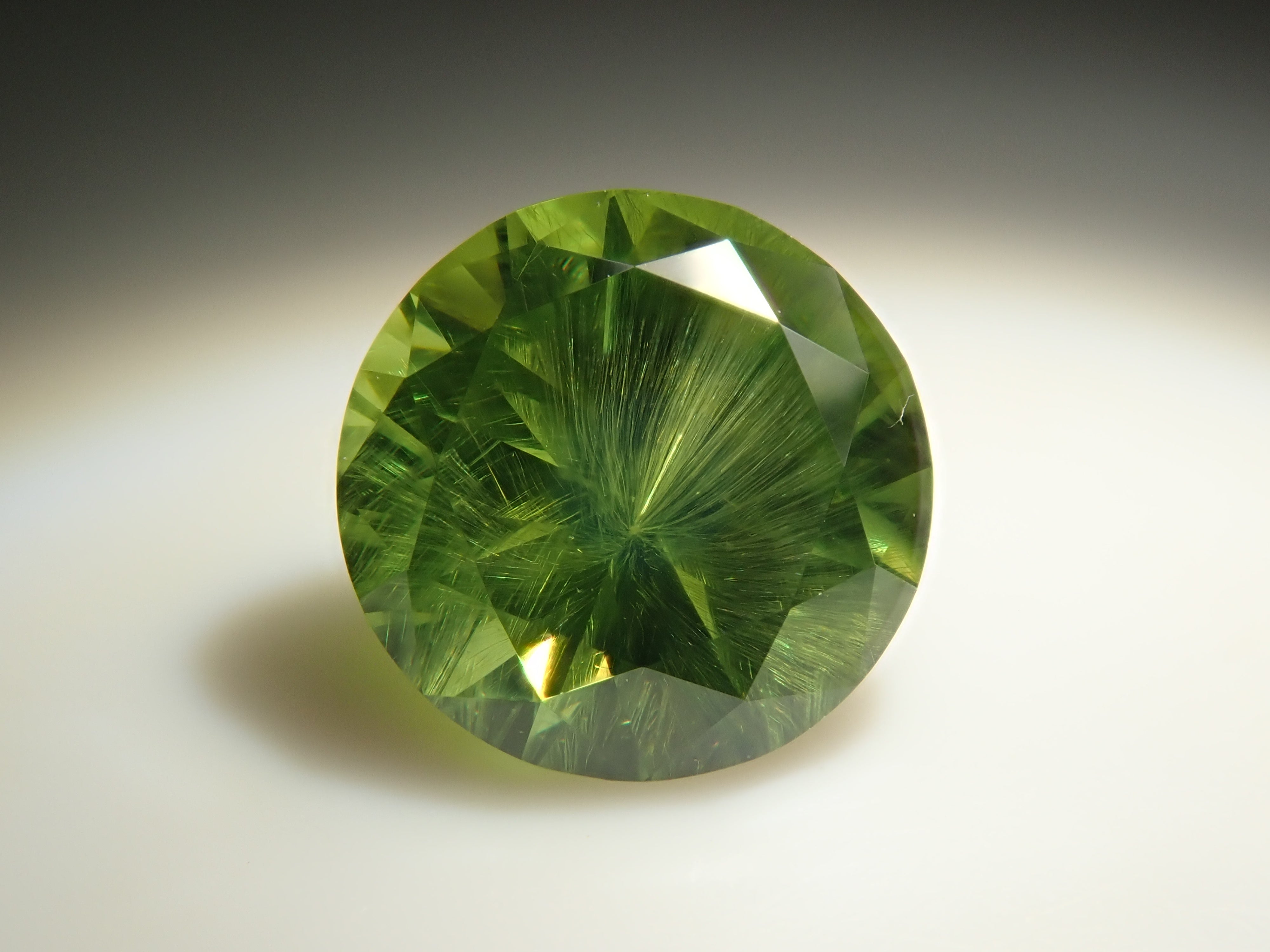 【2/23 22時販売】ロシア産デマントイドガーネット(ホーステール認む) 5.8mm/0.851ctルース