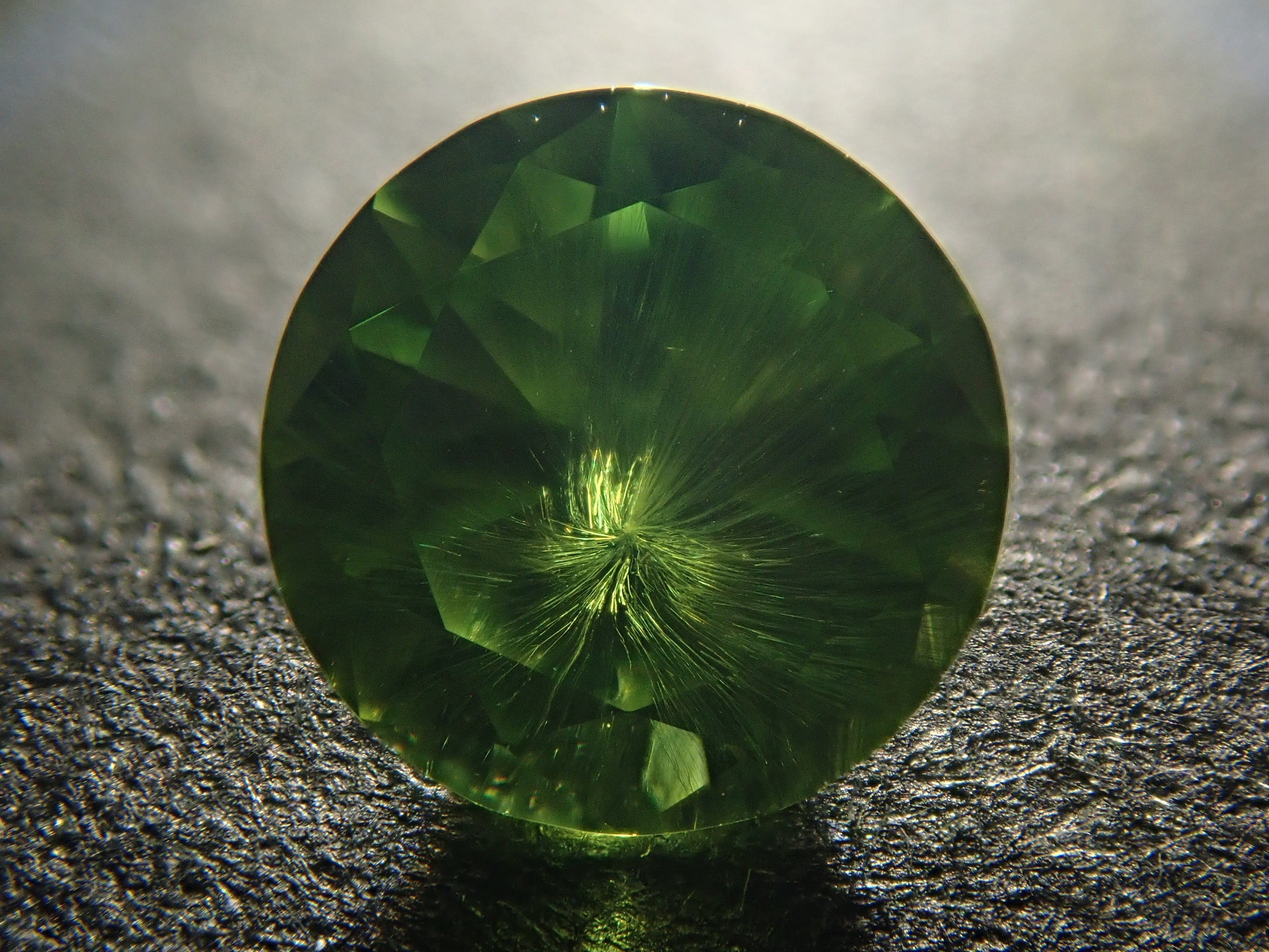 【2/23 22時販売】ロシア産デマントイドガーネット(ホーステール認む) 5.8mm/0.851ctルース