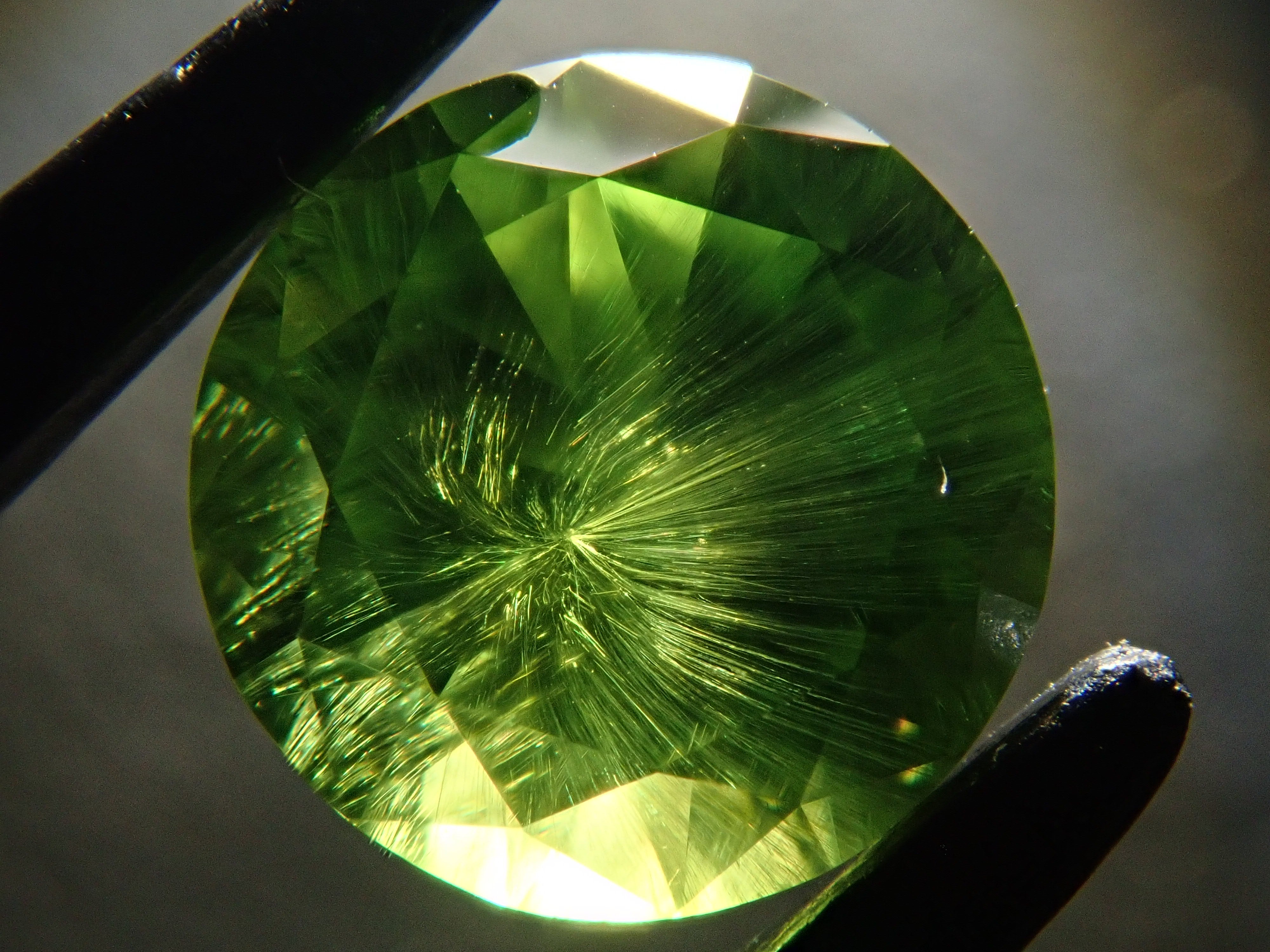 【抽選販売0201_17】ロシア産デマントイドガーネット(ホーステール認む) 5.8mm/0.851ctルース