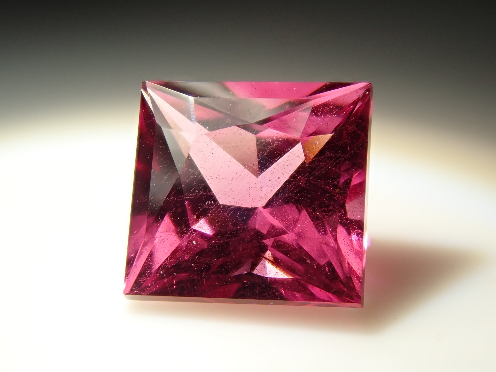 タンザニア産ロードライトガーネット 0.737ctルース 