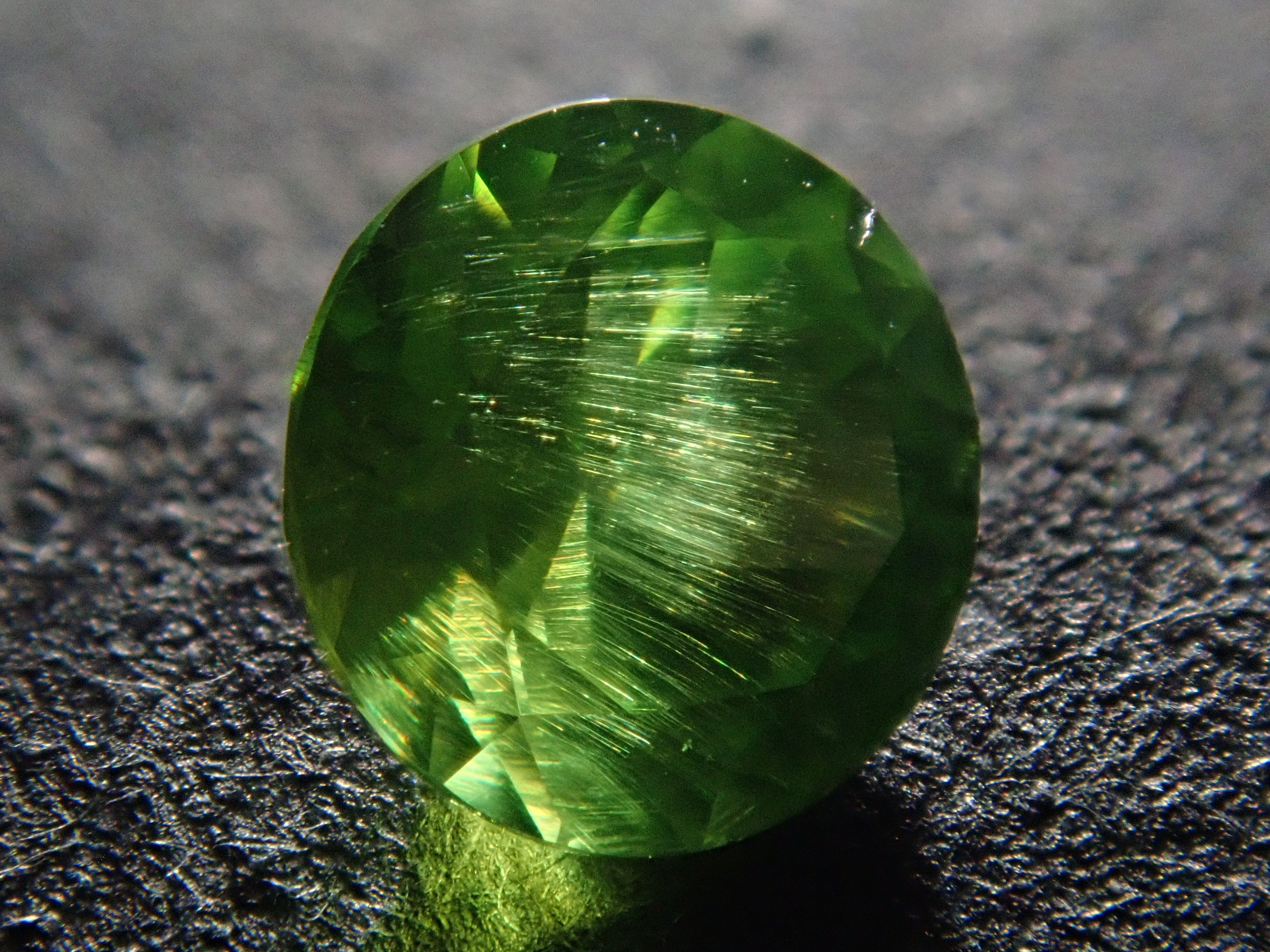 【2/18 22時販売】ロシア産ロシア産デマントイドガーネット(ホーステール認む) 4.7mm/0.445ctルース