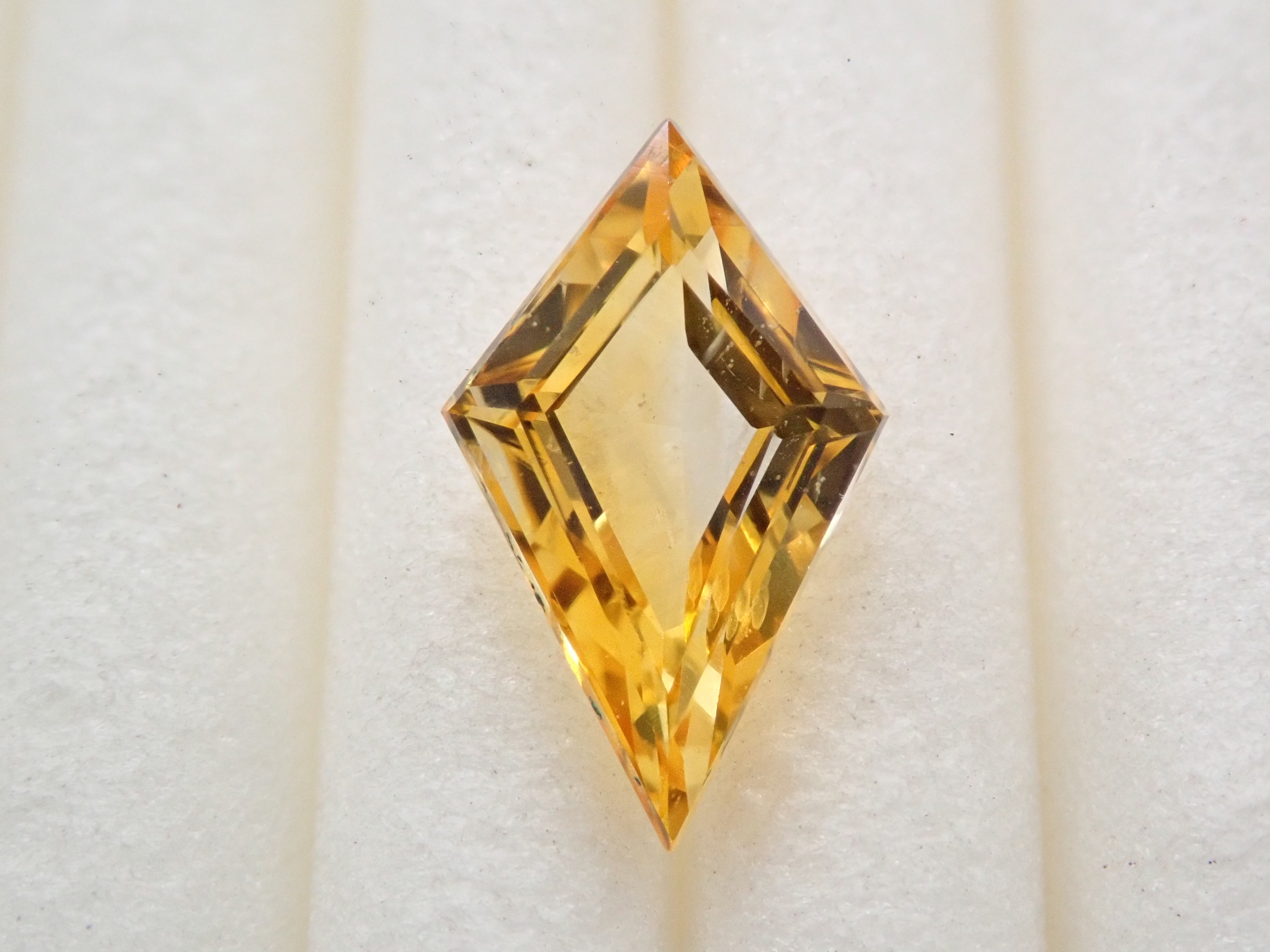 【12548841掲載】スリランカ産イエローサファイア 0.835ctルース