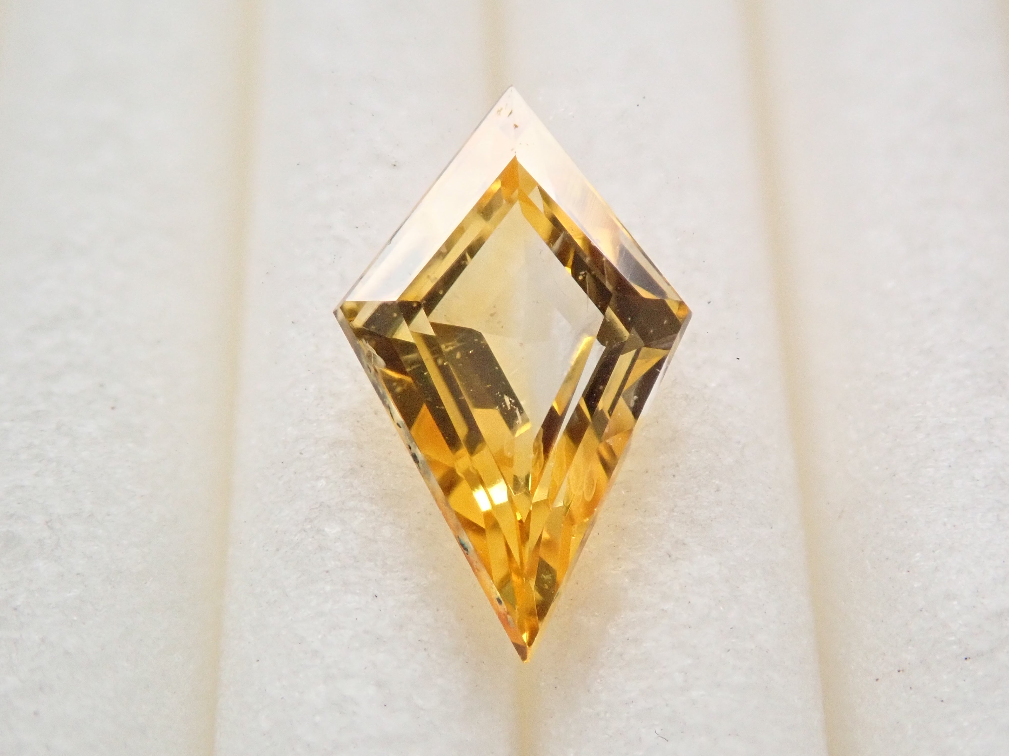 【12548841掲載】スリランカ産イエローサファイア 0.835ctルース