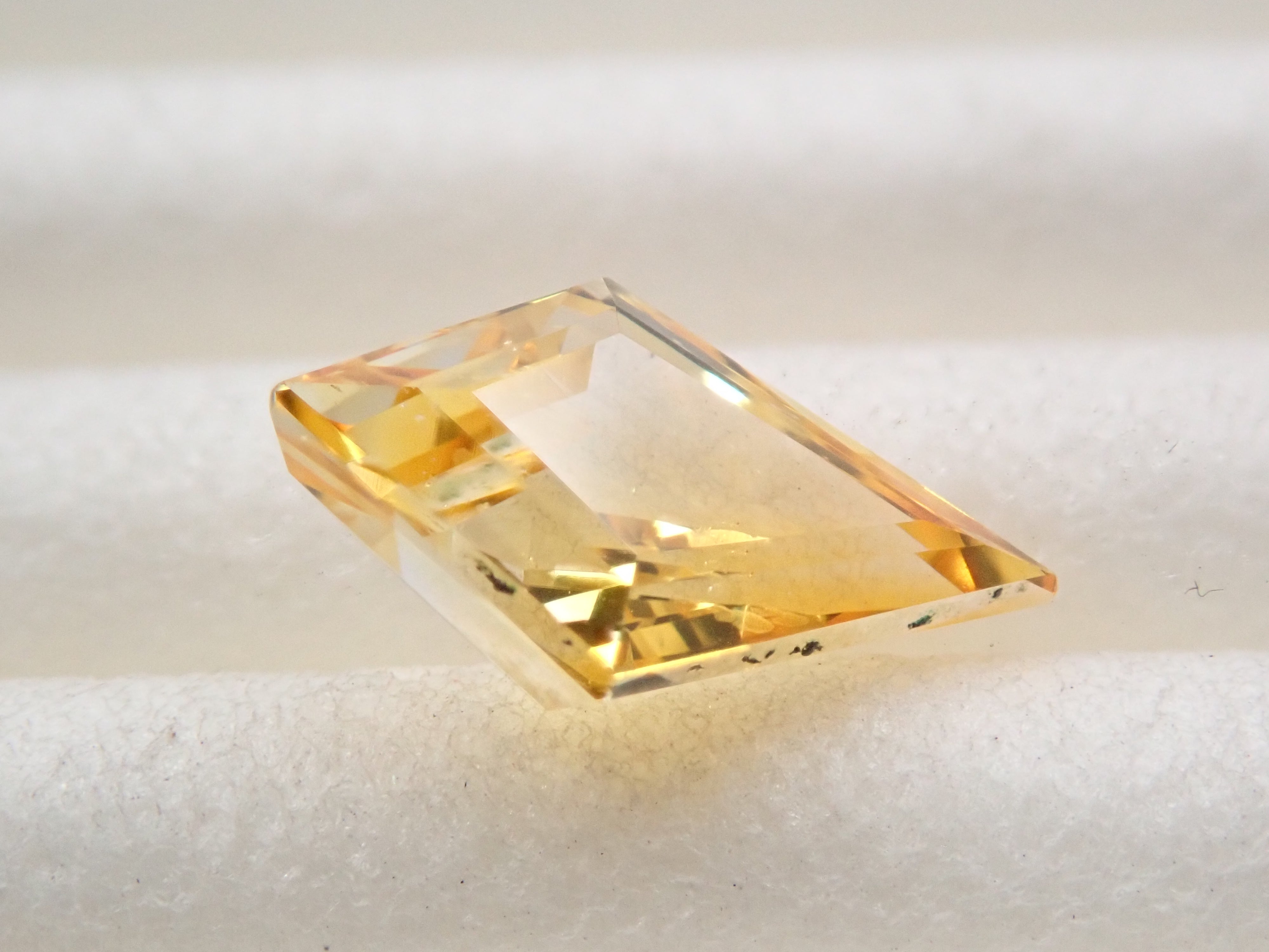 【12548841掲載】スリランカ産イエローサファイア 0.835ctルース