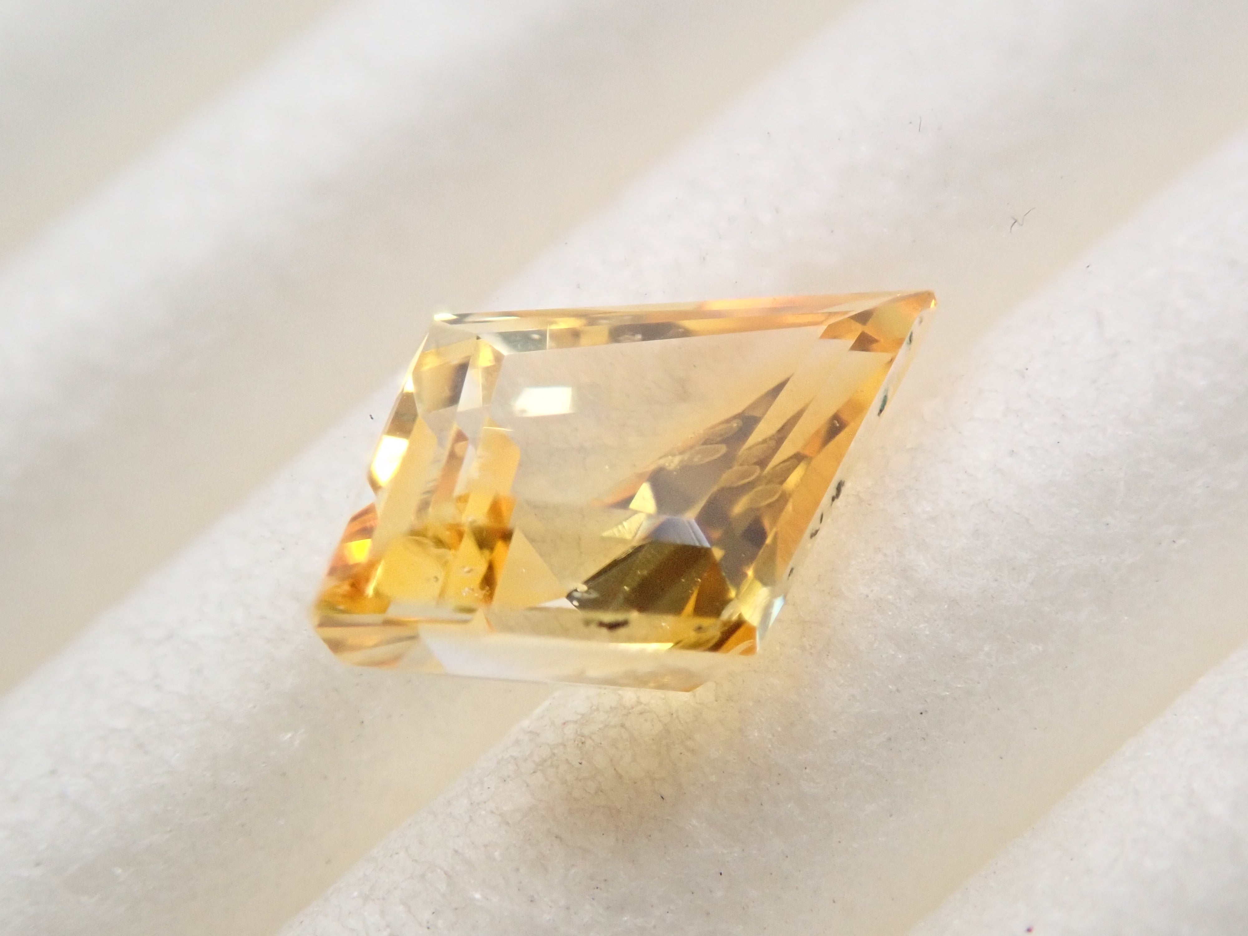 【12548841掲載】スリランカ産イエローサファイア 0.835ctルース
