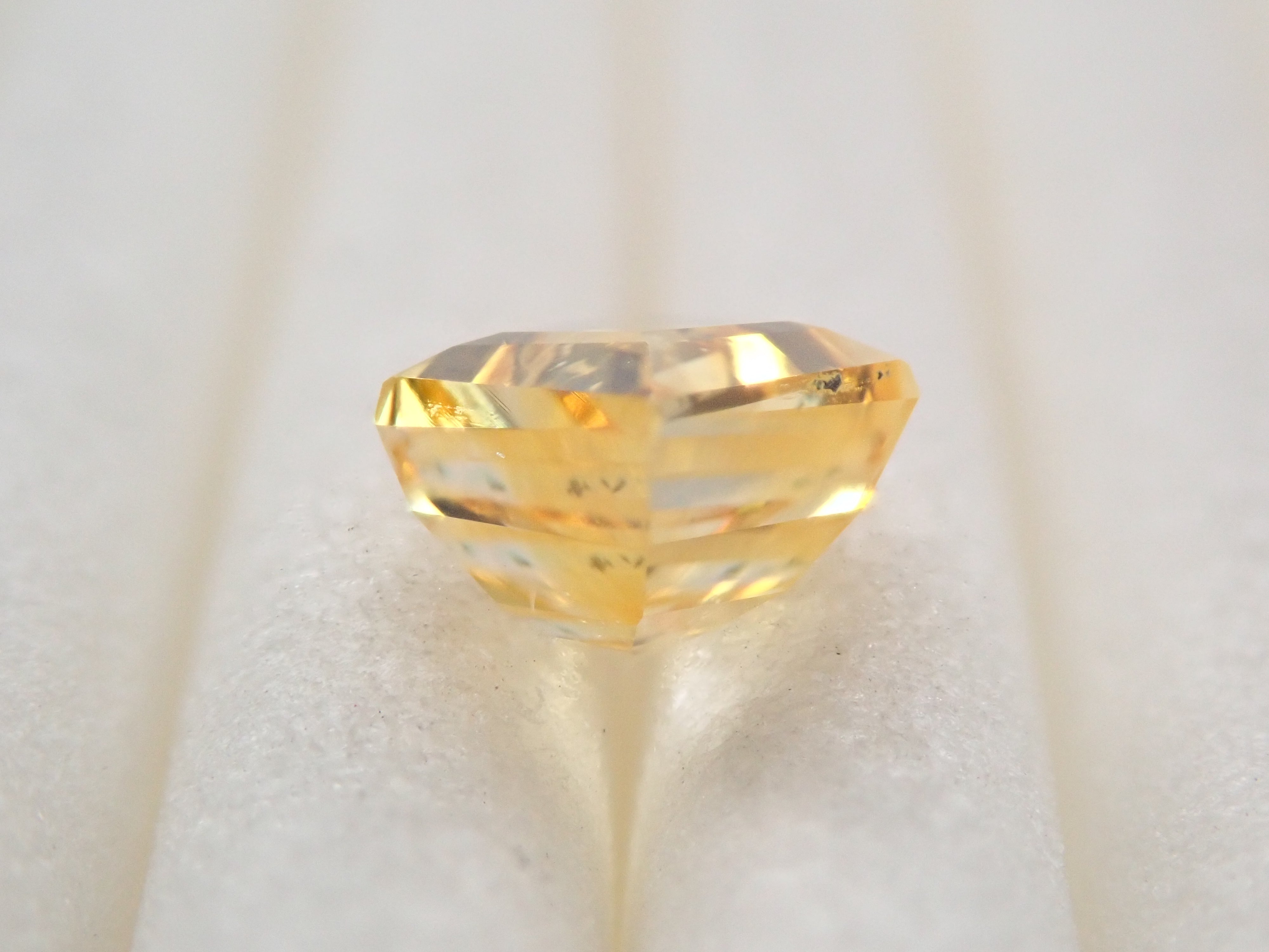 【12548841掲載】スリランカ産イエローサファイア 0.835ctルース