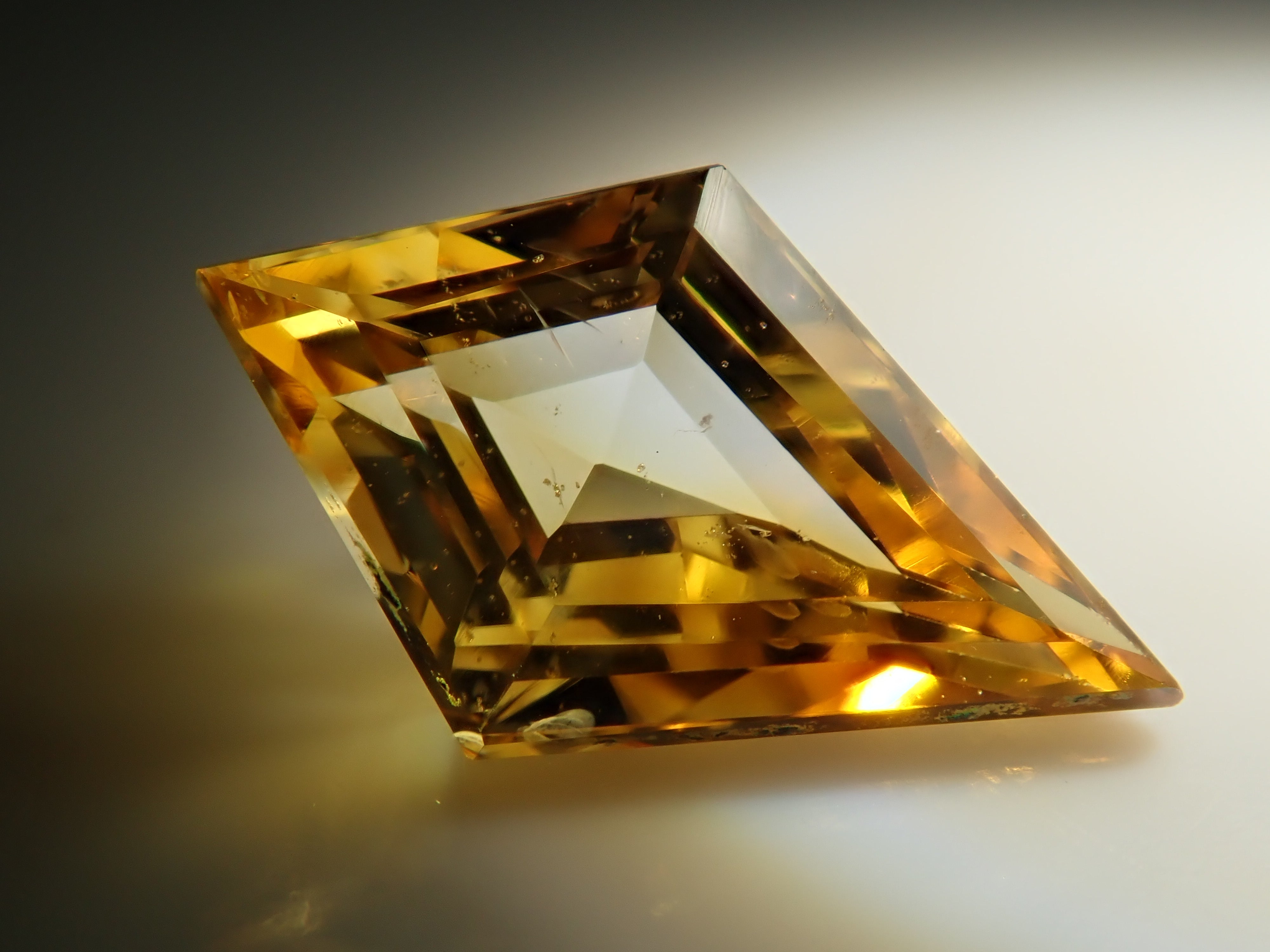 【12548841掲載】スリランカ産イエローサファイア 0.835ctルース