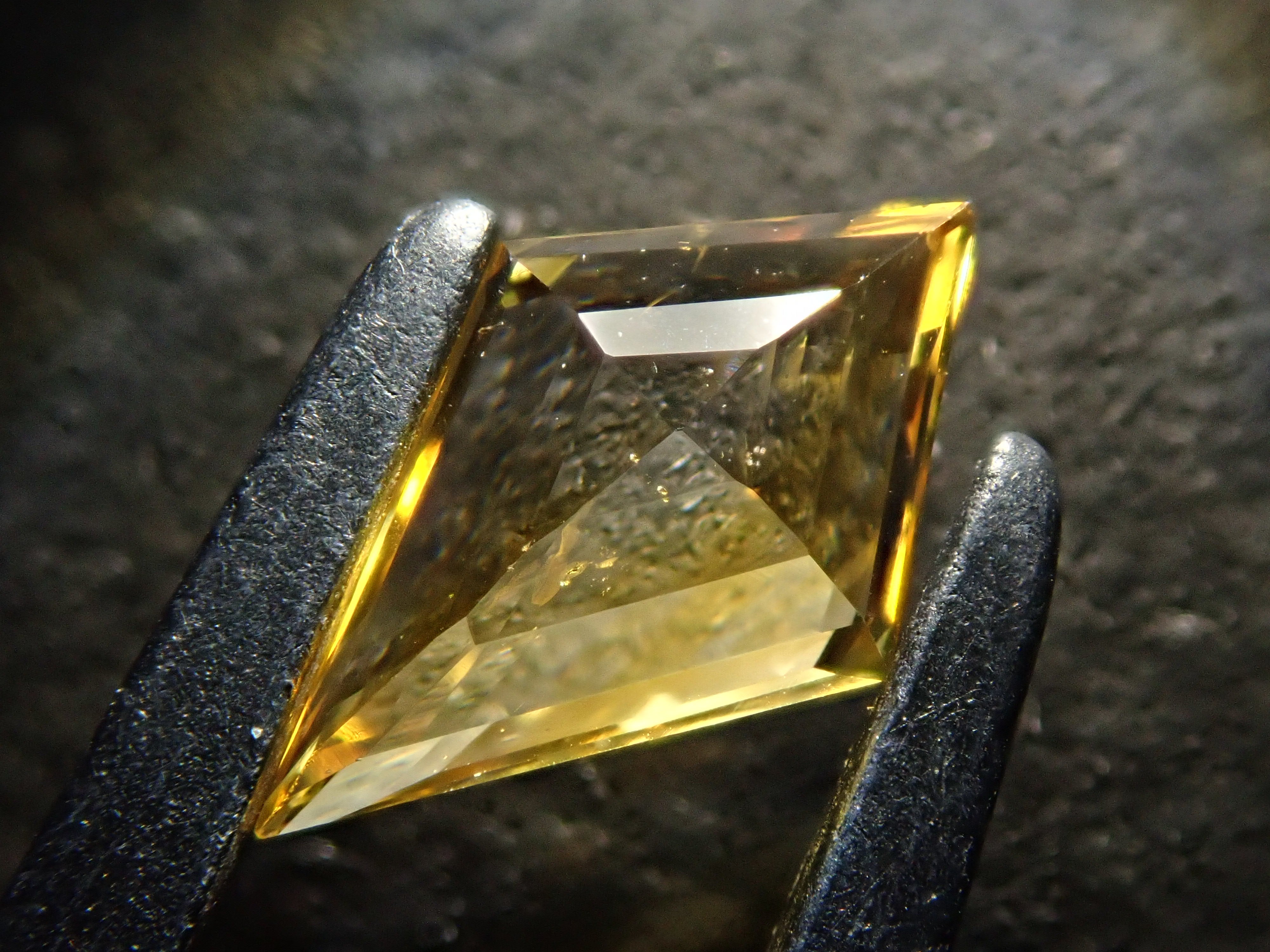 【12548841掲載】スリランカ産イエローサファイア 0.835ctルース