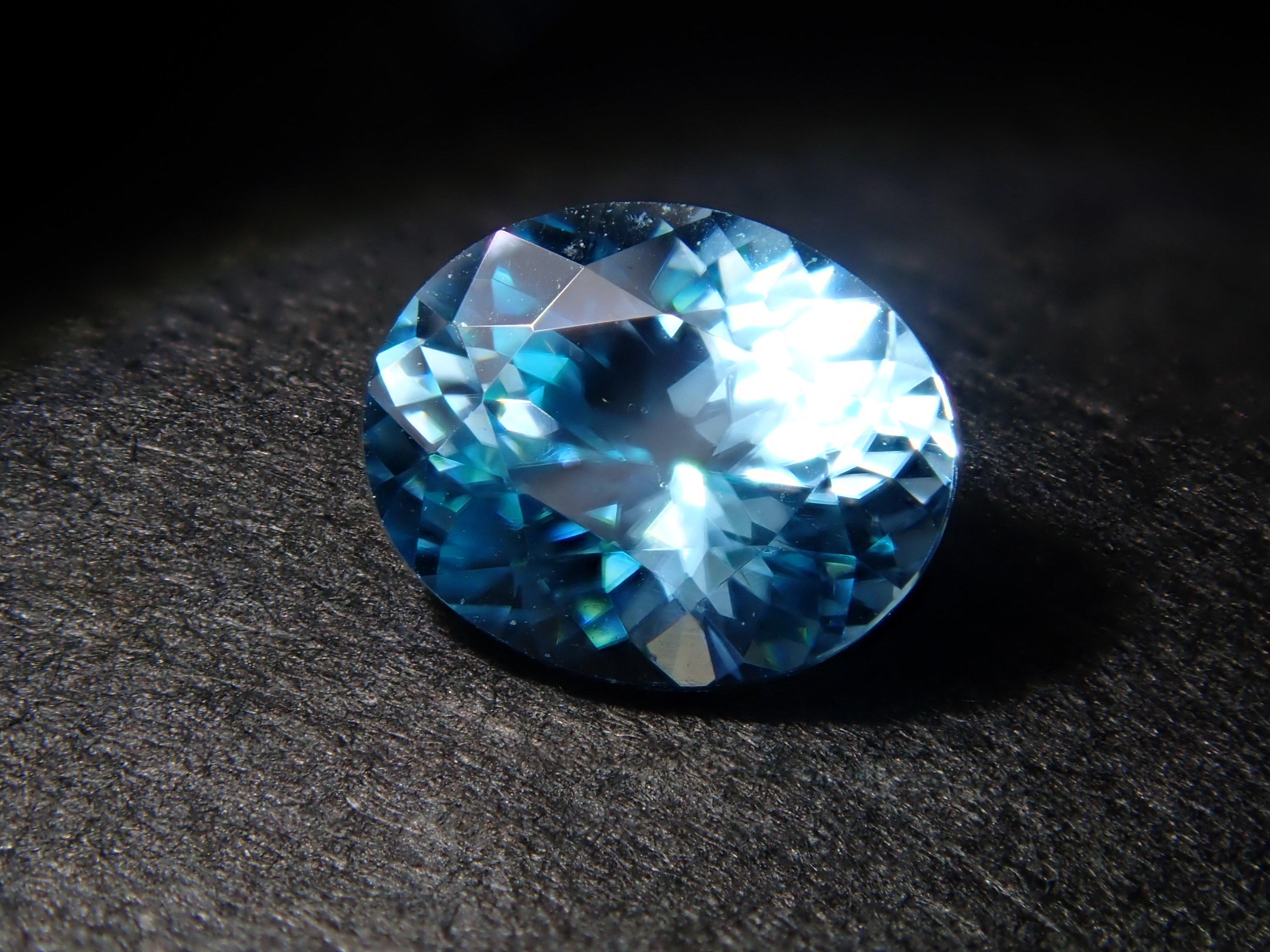 【2月18日晚間10點開售】柬埔寨藍鋯石 0.440克拉 散裝