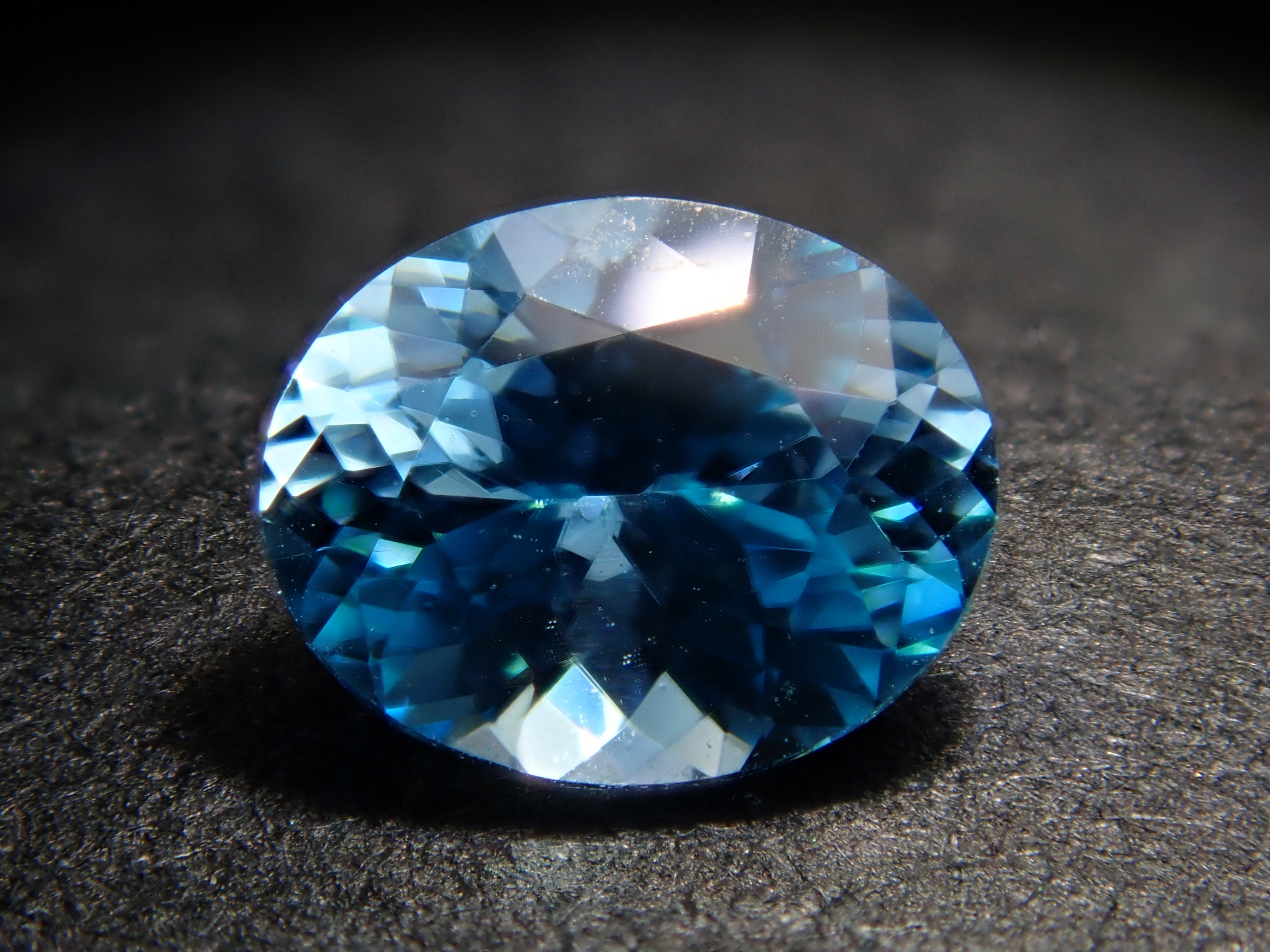 【2月18日晚間10點開售】柬埔寨藍鋯石 0.440克拉 散裝