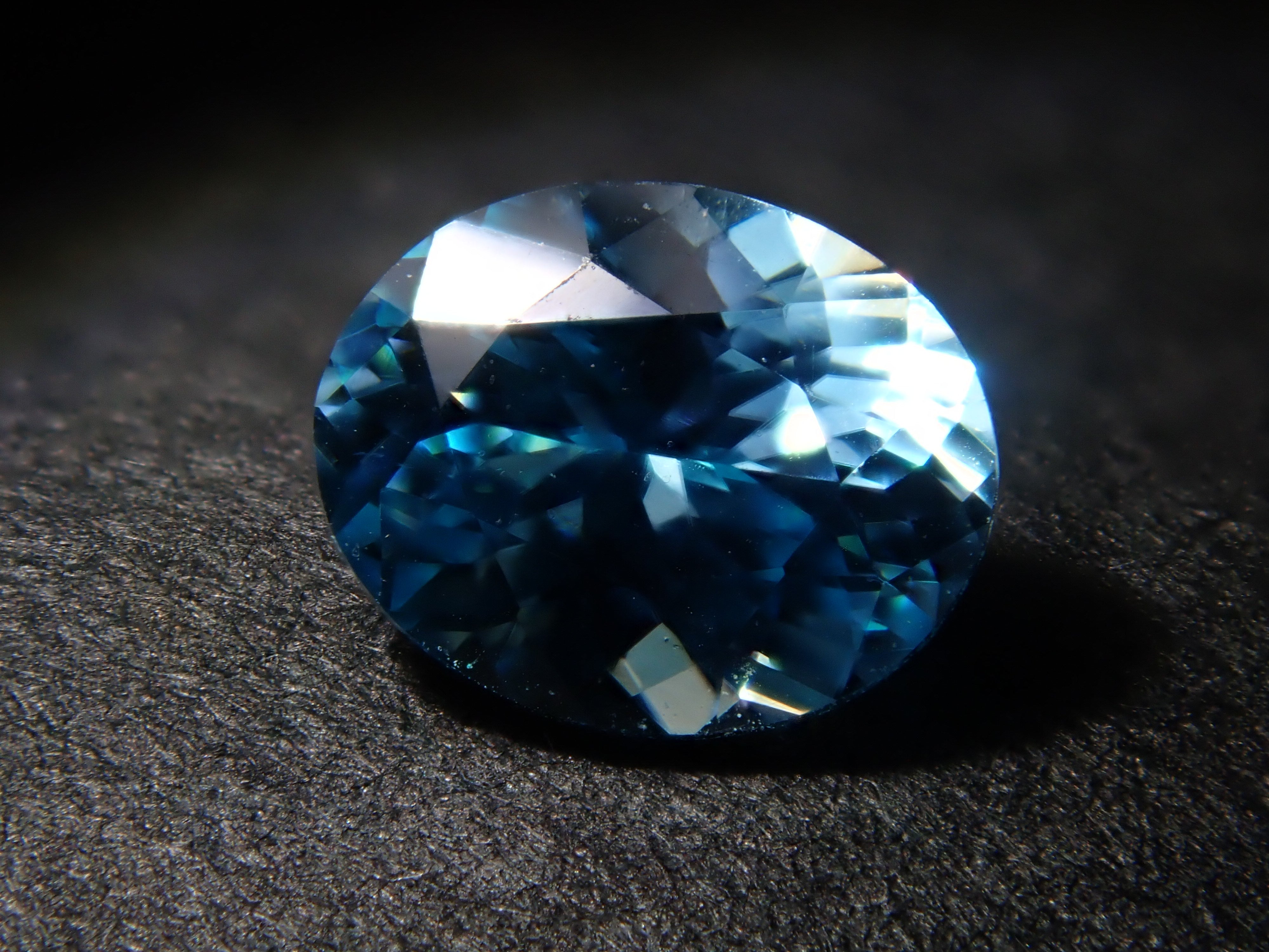 【2月18日晚間10點開售】柬埔寨藍鋯石 0.440克拉 散裝