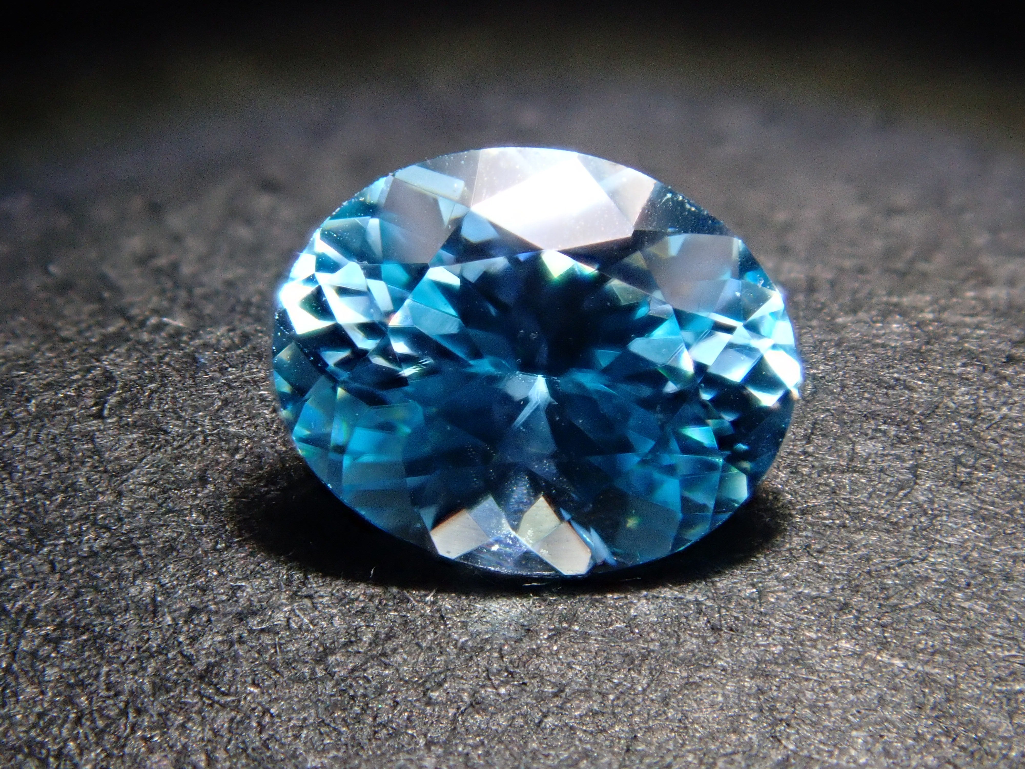 【2月18日晚間10點開售】柬埔寨藍鋯石 0.440克拉 散裝