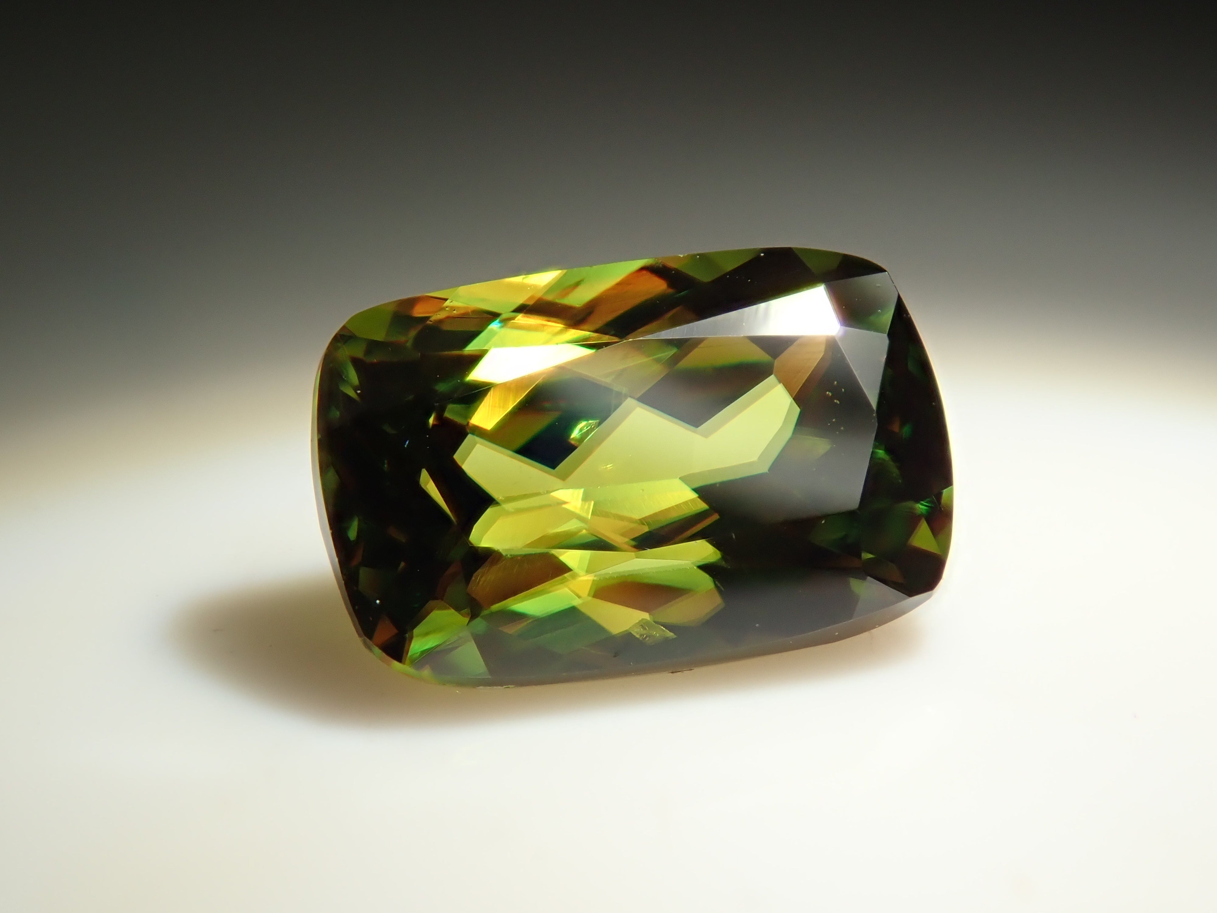 【2/17 22時販売】パキスタン産バナジウムスフェーン 0.759ctルース