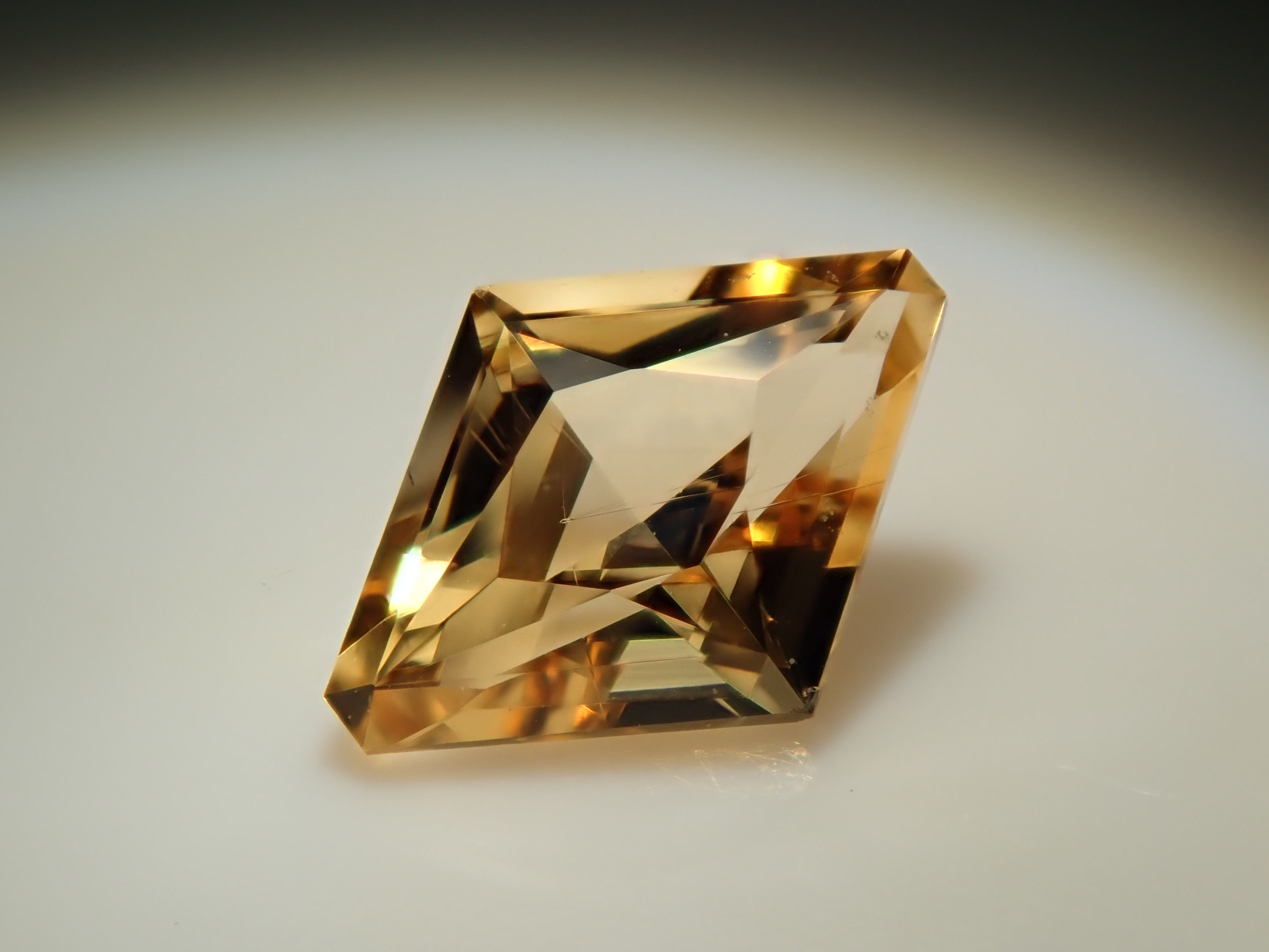 【2/5 22時販売】ブラジル産インペリアルトパーズ 0.353ctルース