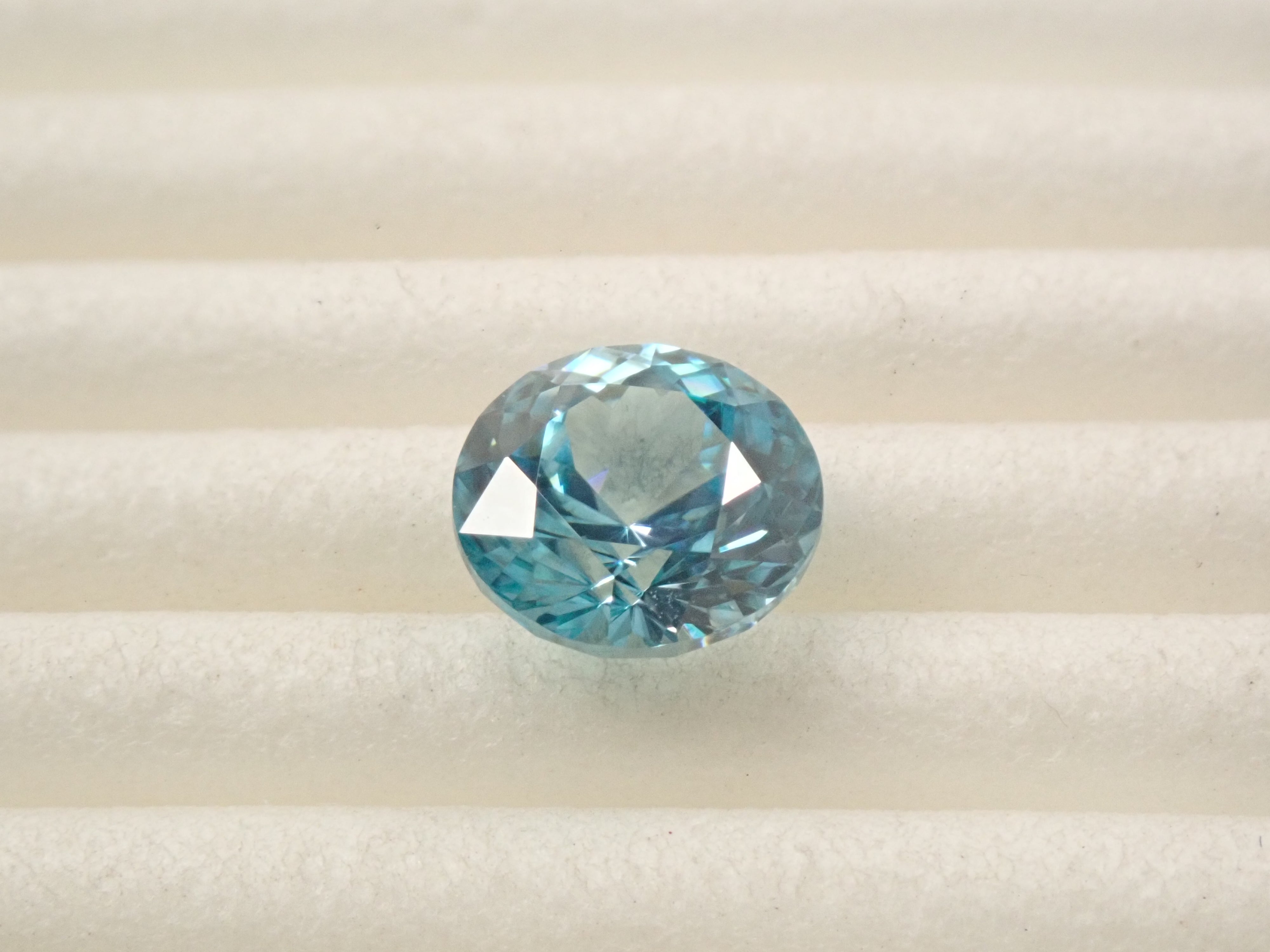 【2/5 22時販売】カンボジア産ブルージルコン 7.0mm/1.962ctルース