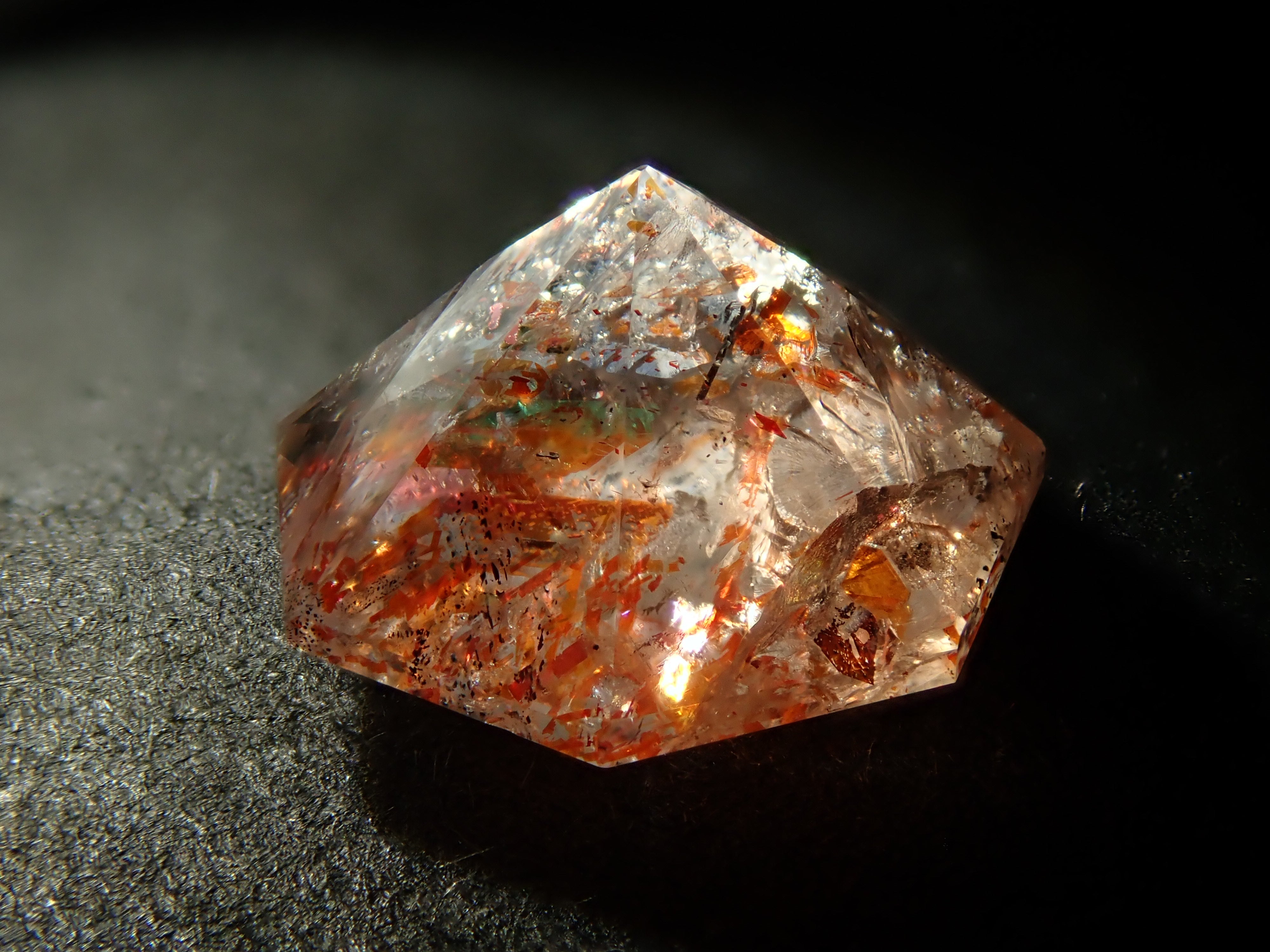 【2月3日晚間10點開售】坦尚尼亞太陽石 1.477克拉 散裝