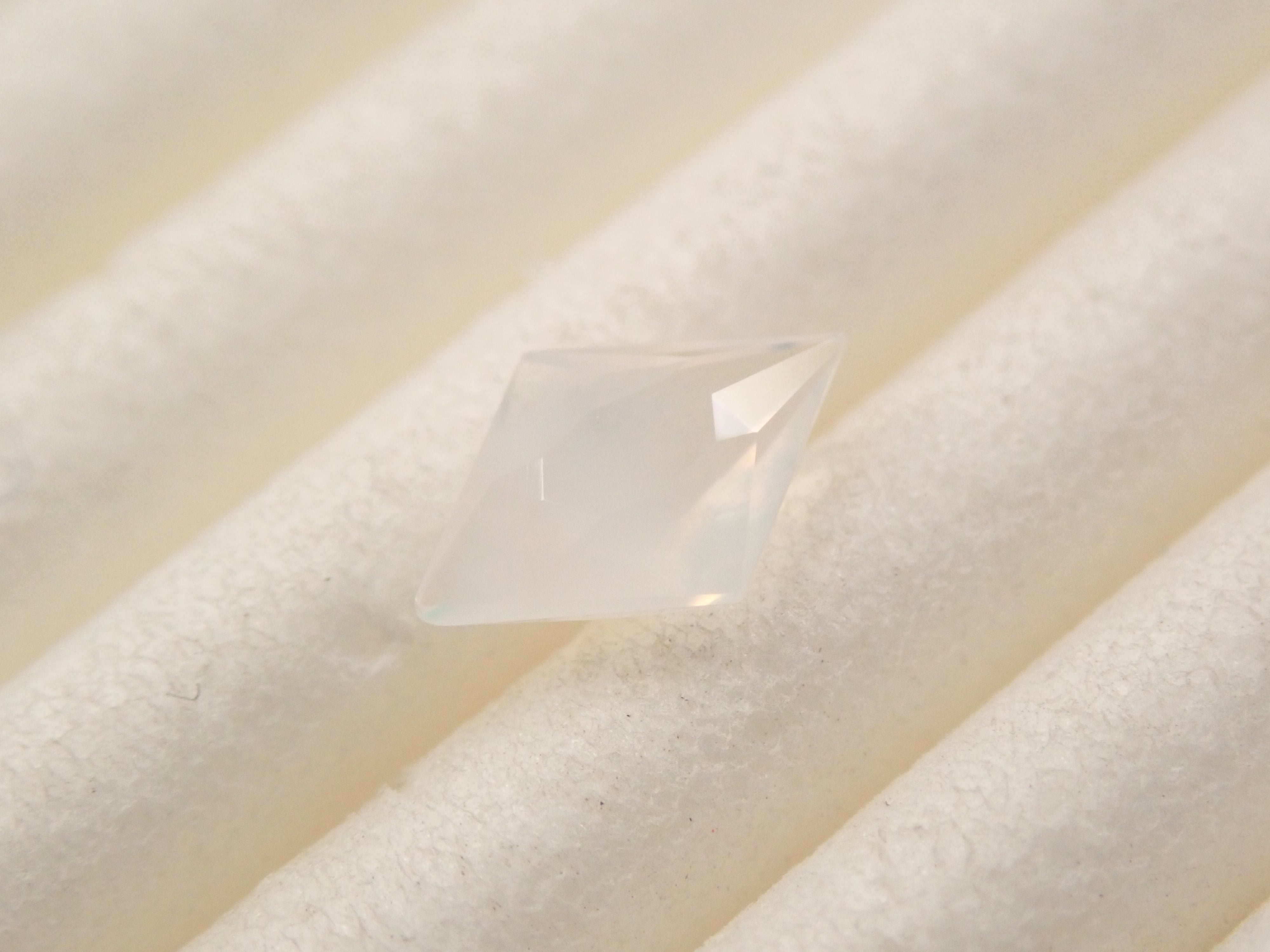 【2月7日晚間10點開售】墨西哥歐泊(刻面)0.208克拉散裝