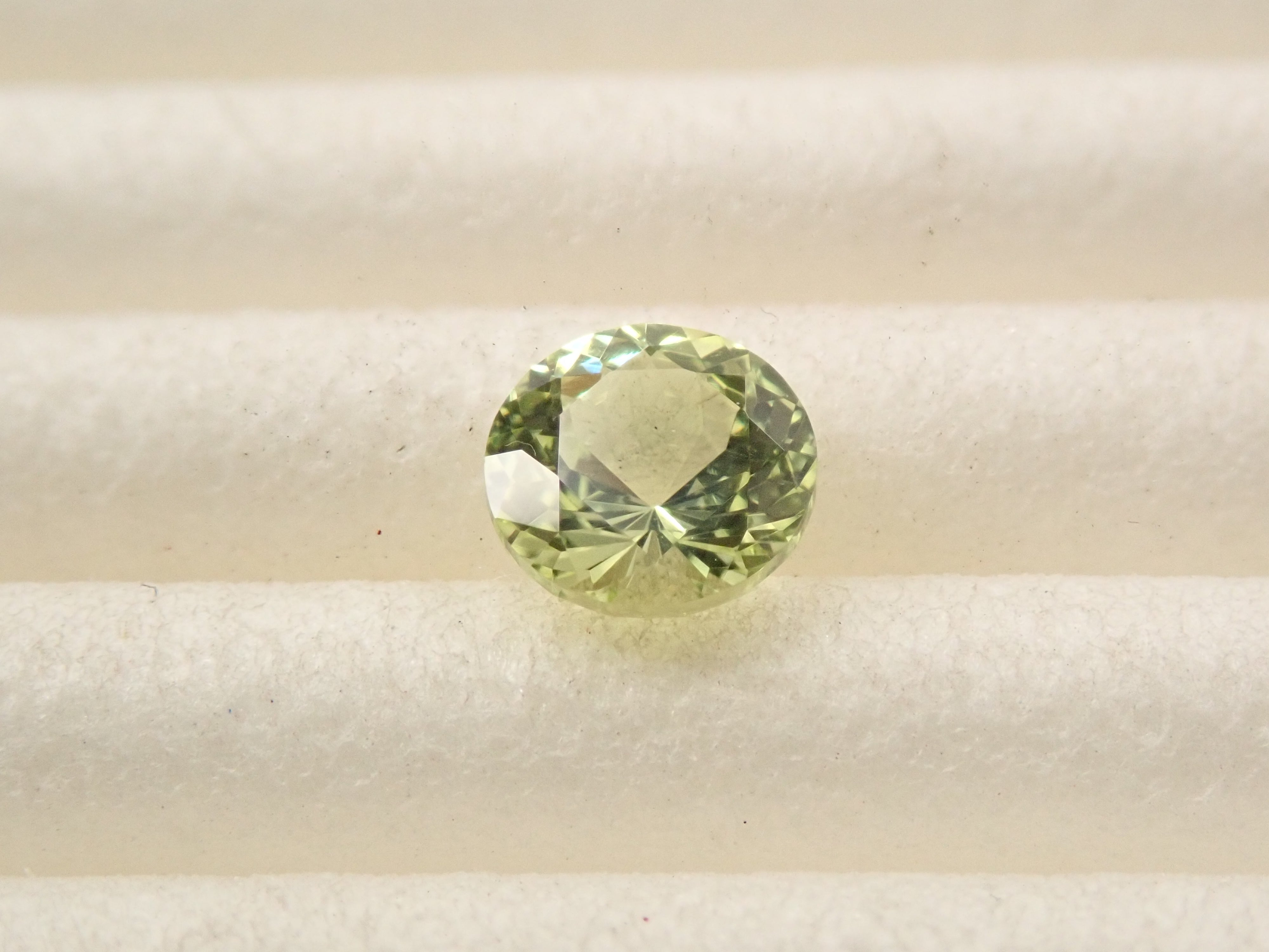 【2月4日晚間10點開售】印度鸚鵡金綠寶石 4.2毫米/0.347克拉 裸石