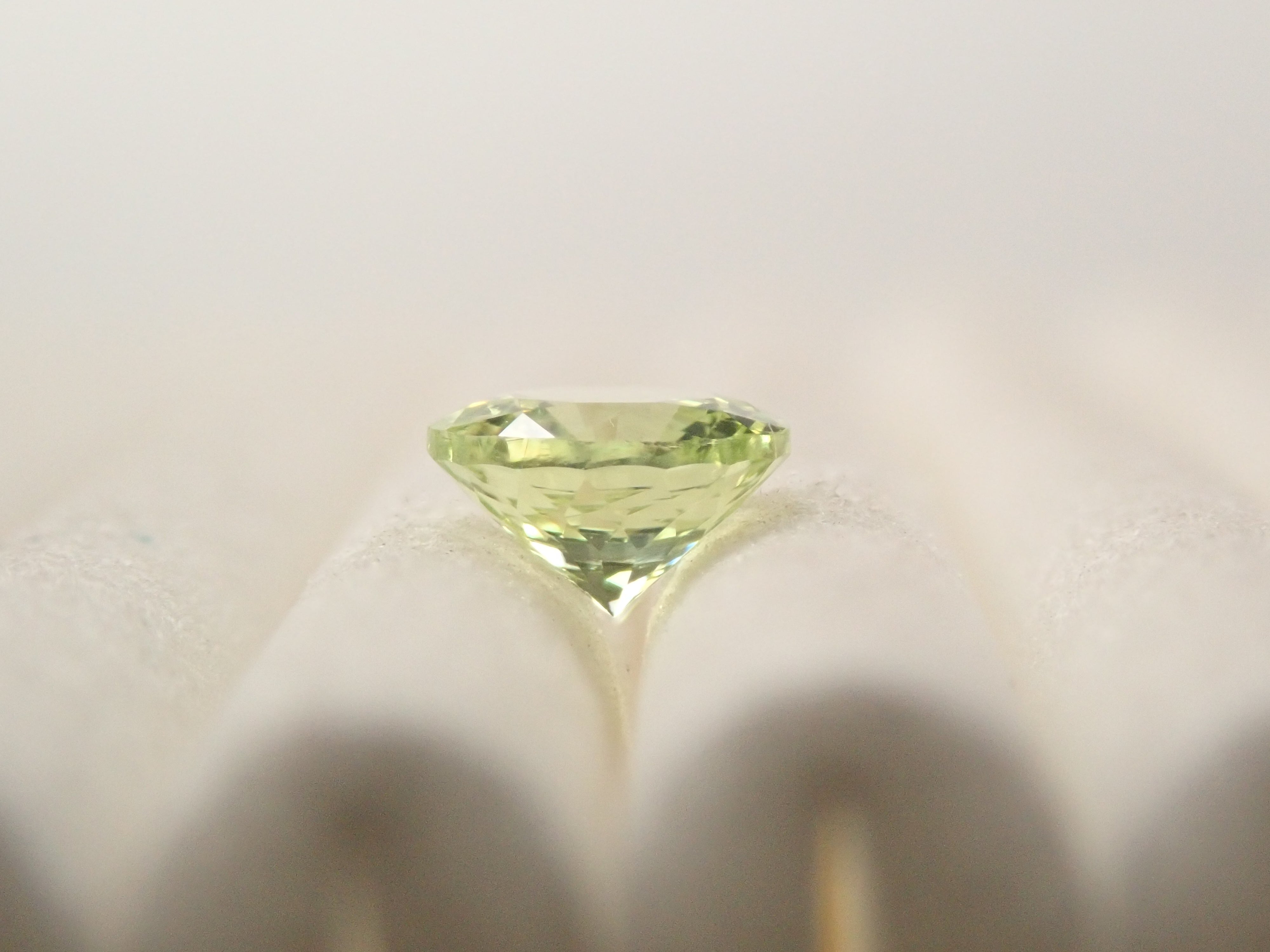 【2月4日晚間10點開售】印度鸚鵡金綠寶石 4.2毫米/0.347克拉 裸石