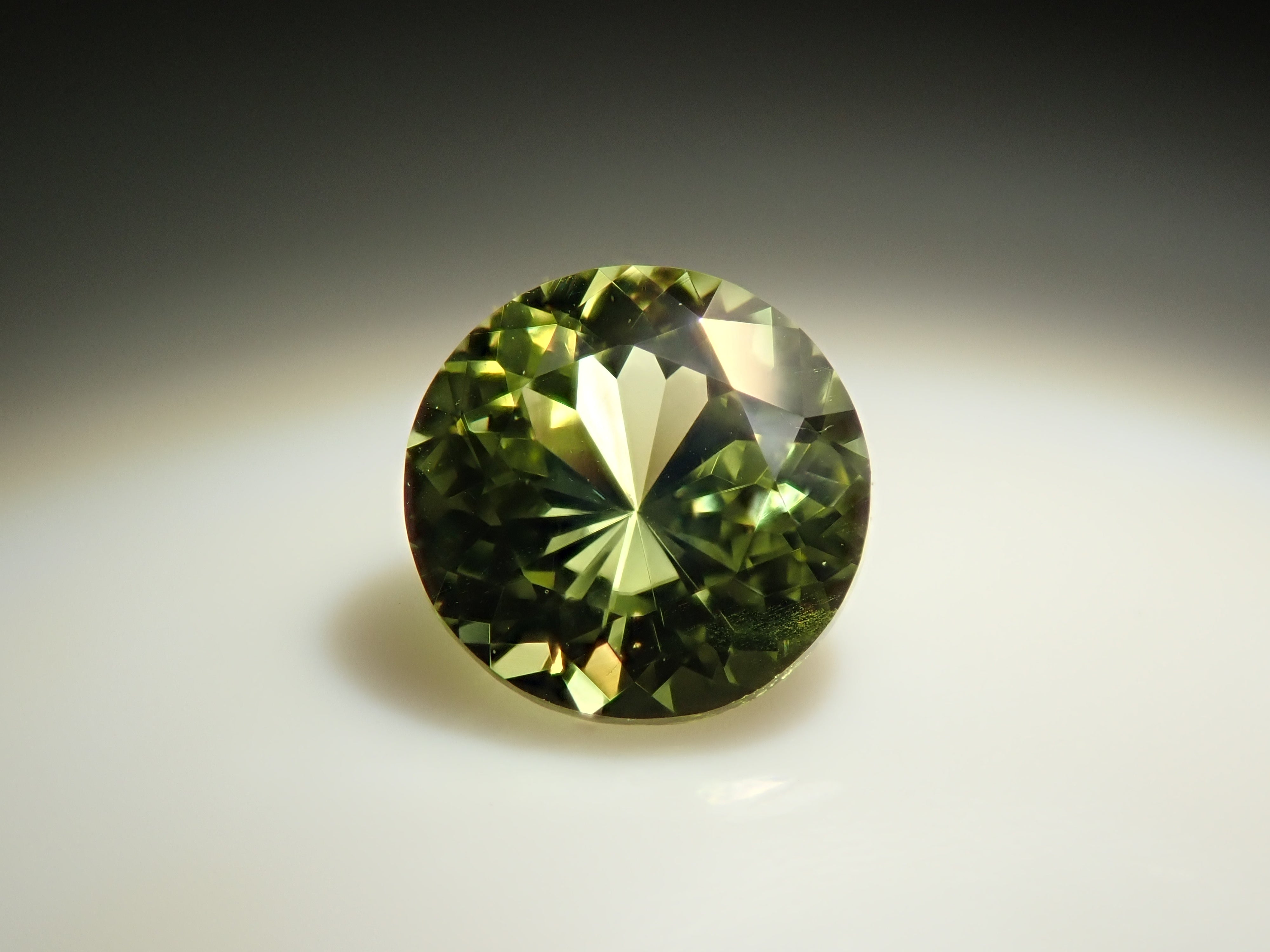 【2/4 22時販売】インド産パロットクリソベリル 4.2mm/0.347ctルース