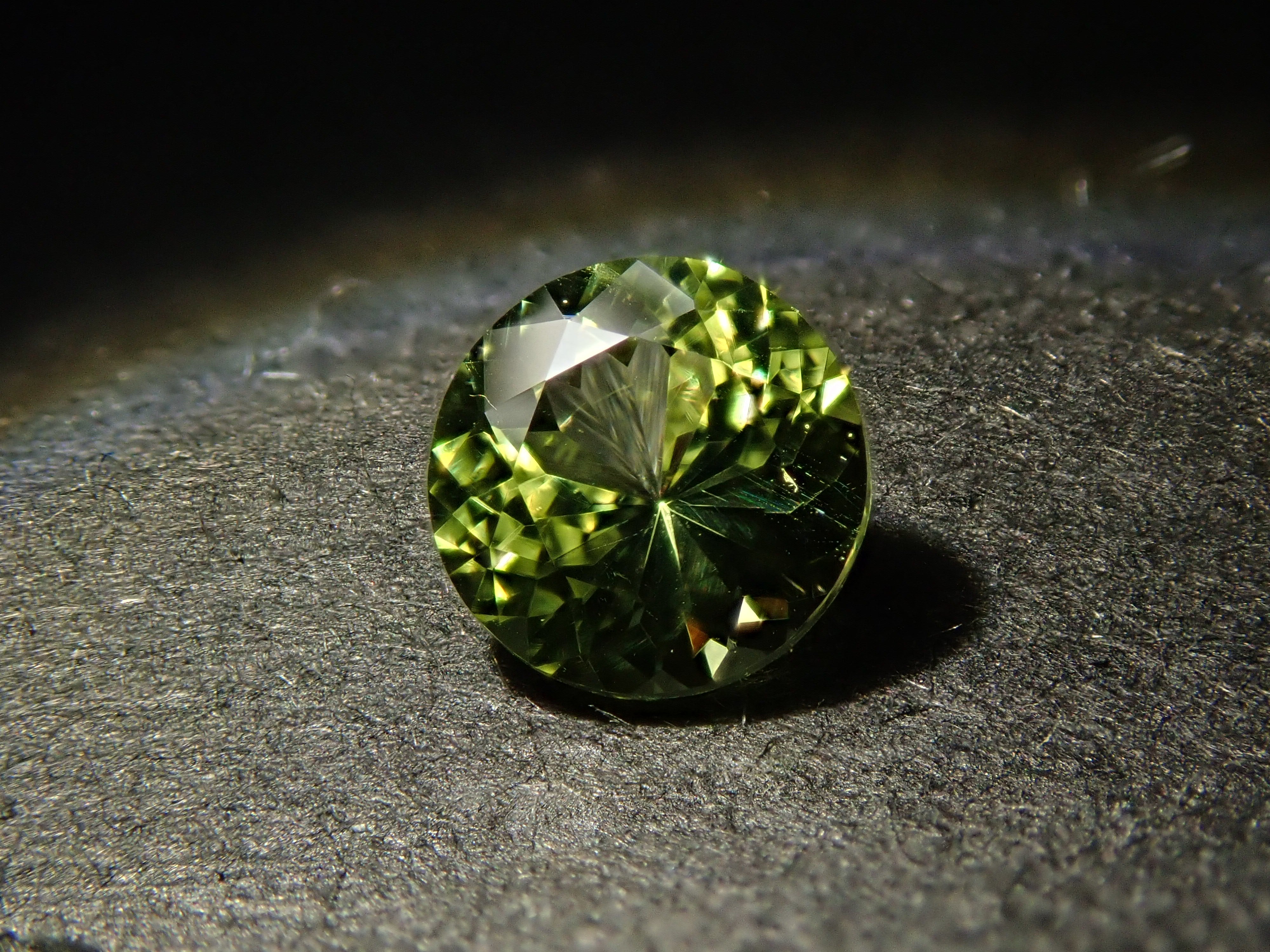 【2月4日晚間10點開售】印度鸚鵡金綠寶石 4.2毫米/0.347克拉 裸石