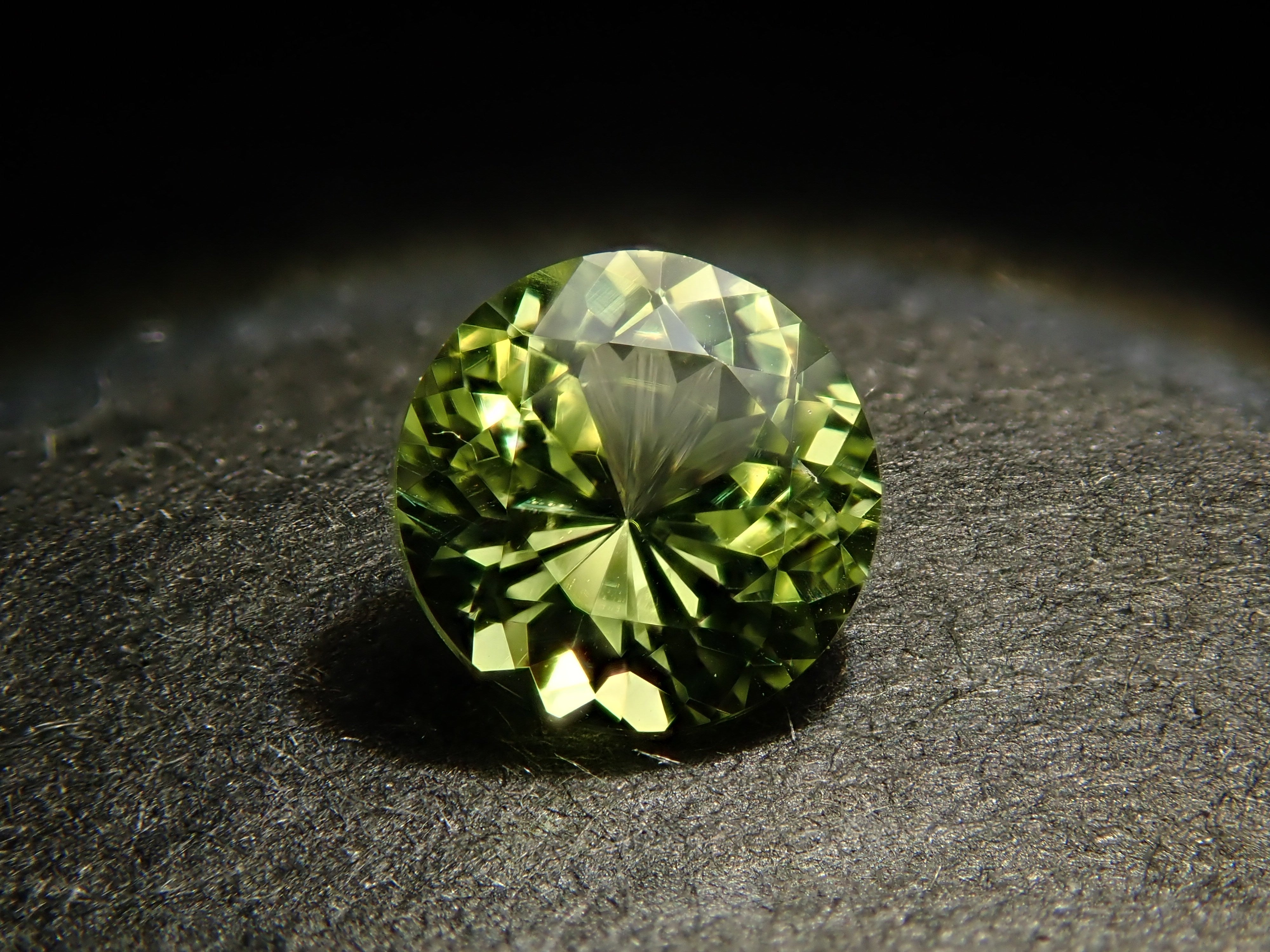 【2月4日晚間10點開售】印度鸚鵡金綠寶石 4.2毫米/0.347克拉 裸石