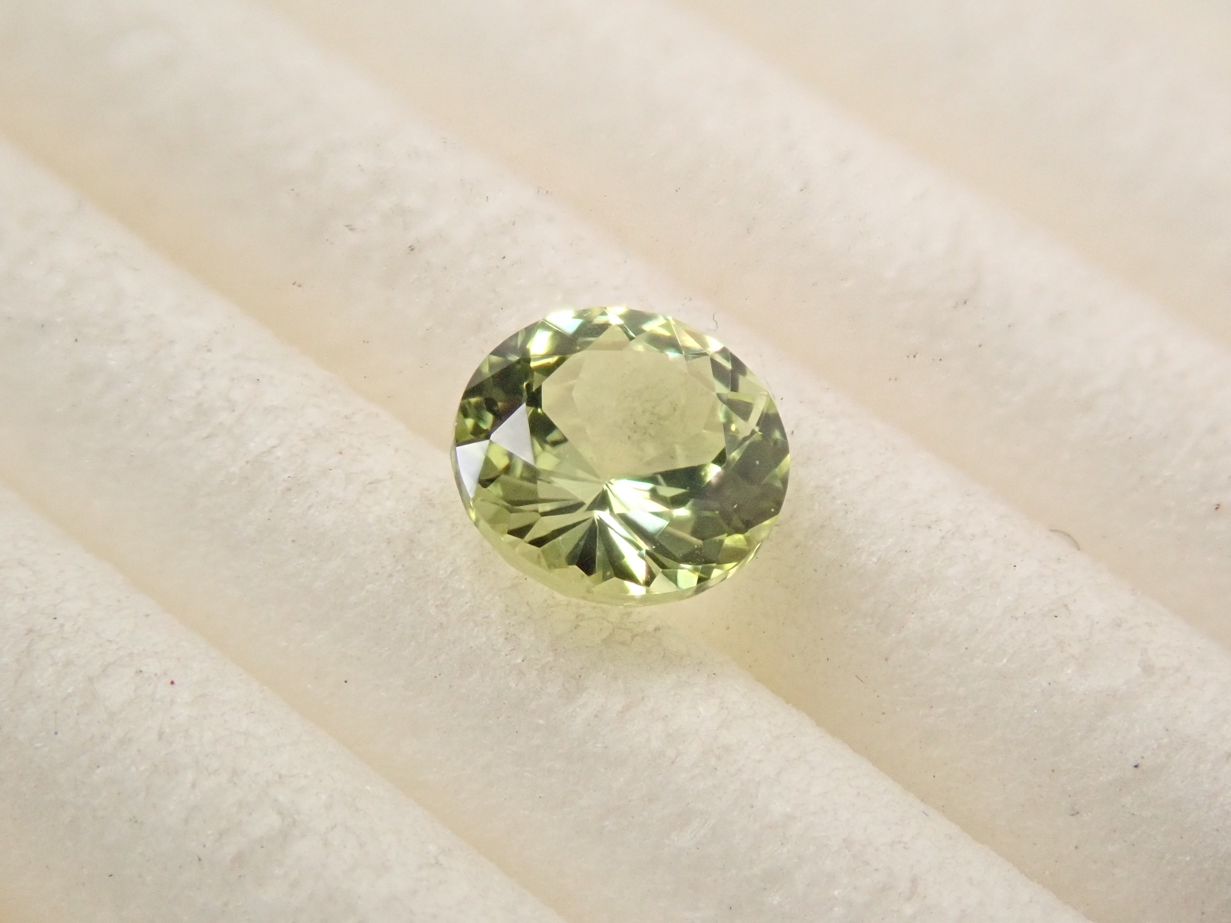 【2/4 22時販売】インド産パロットクリソベリル 4.5mm/0.375ctルース